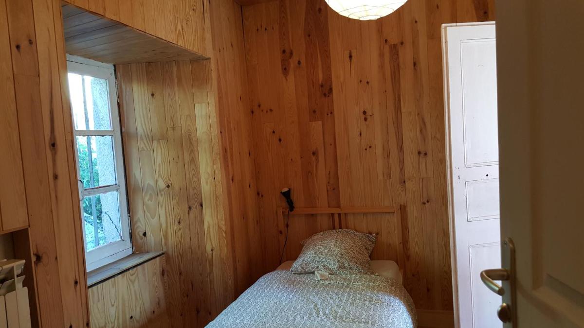 Family Room with Private Bathroom photo 2