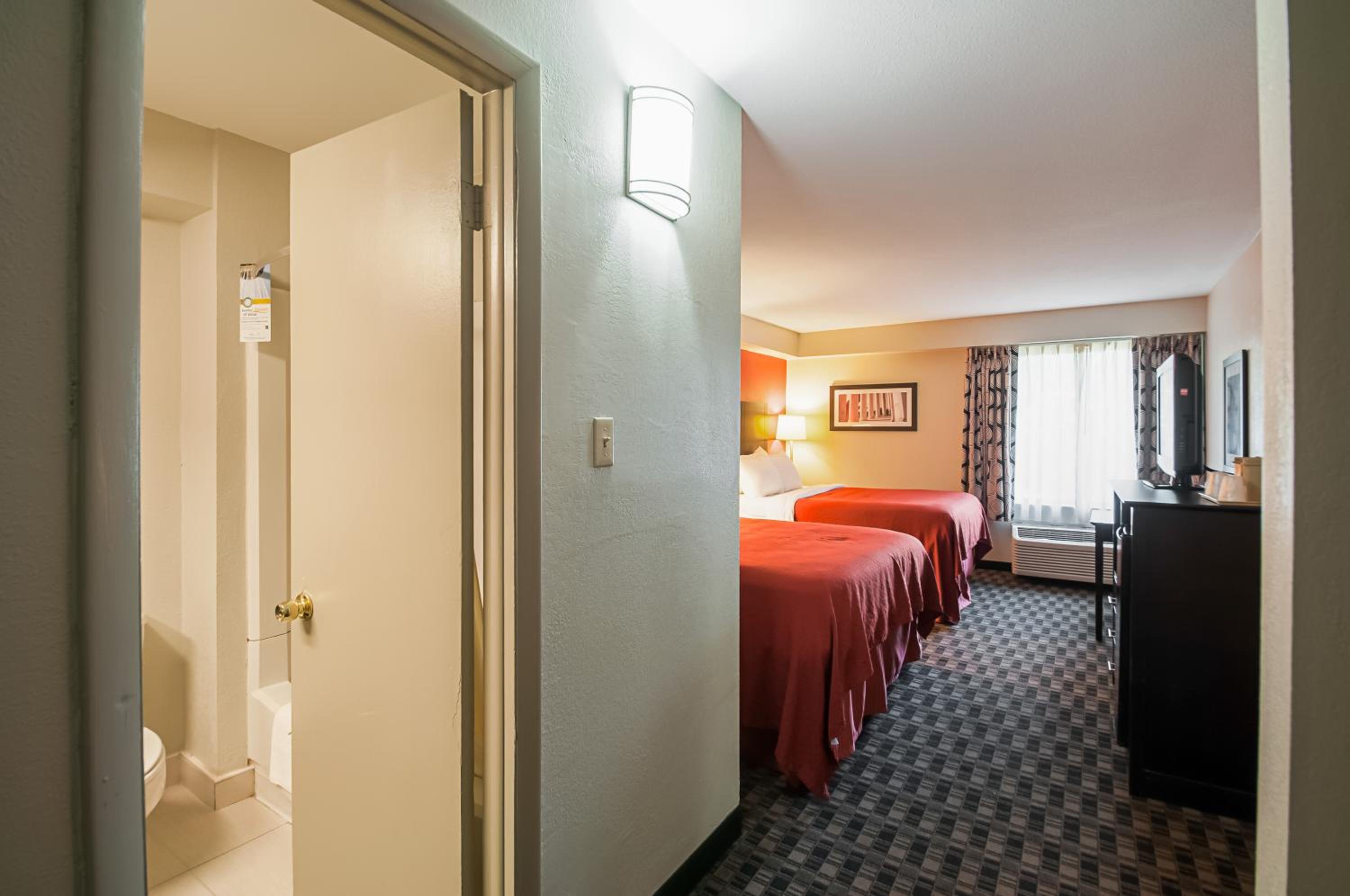Deluxe Room with Two Queen Beds - Smoking - Photo 5