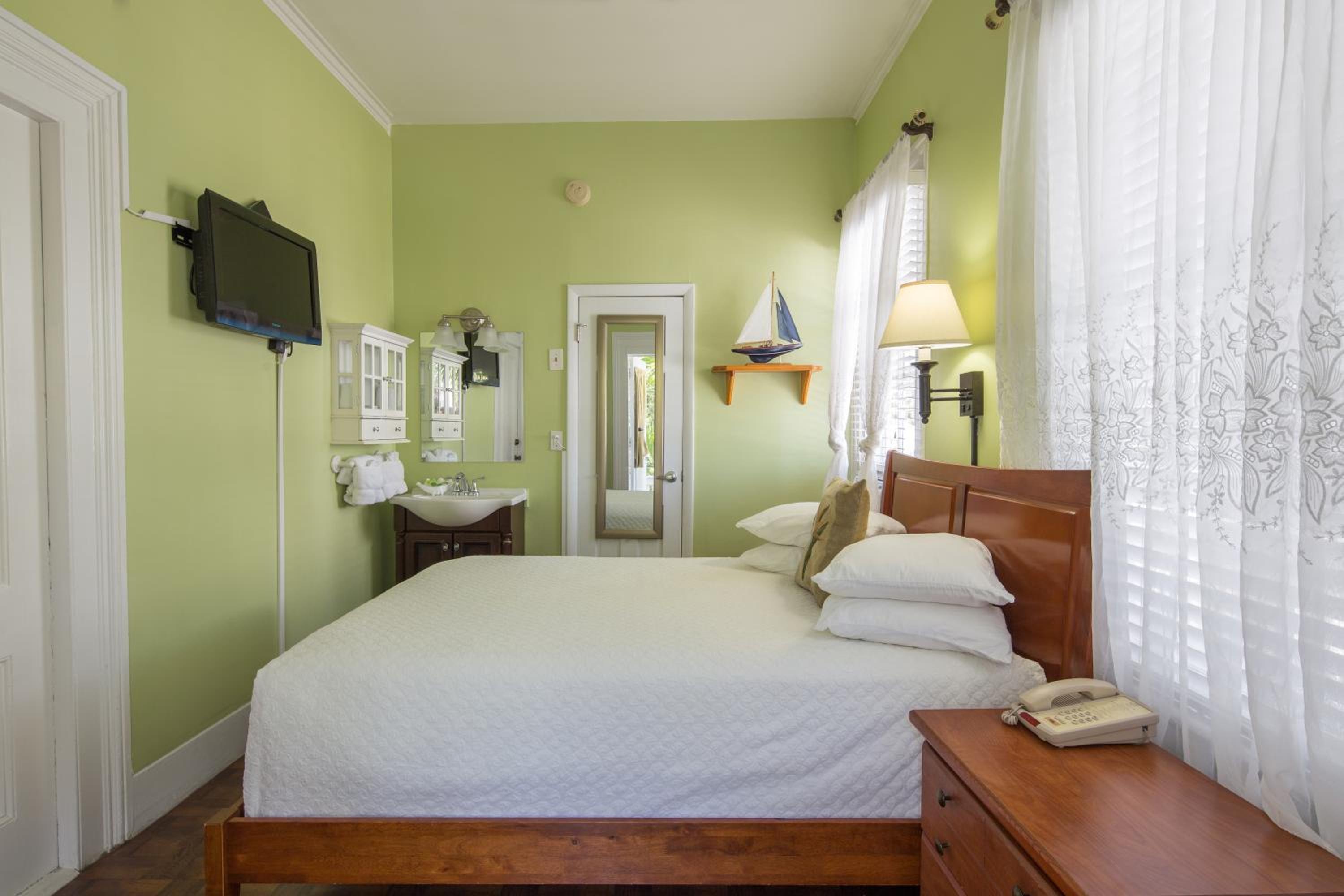 Petite Single Room - Street View