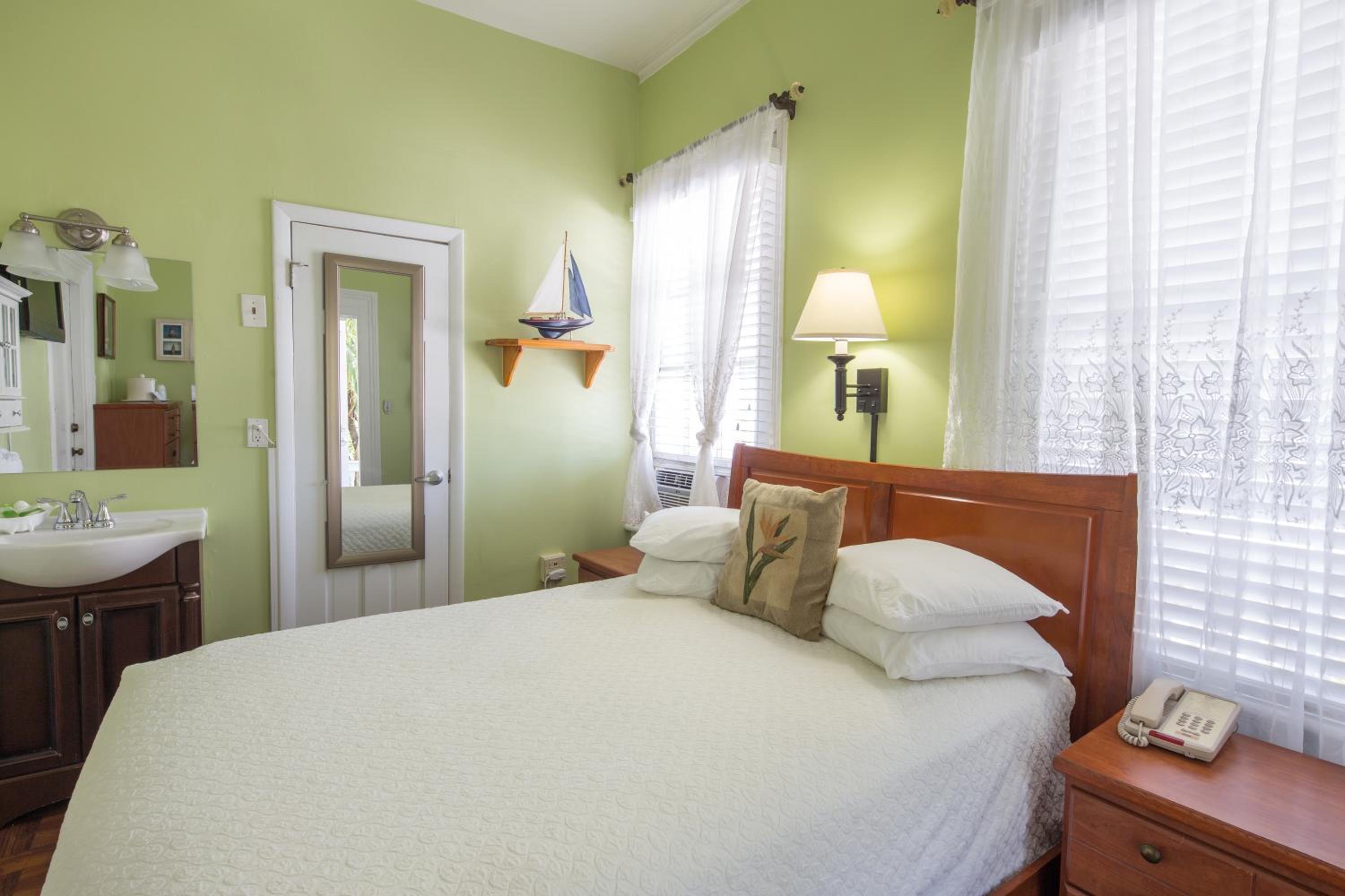 Petite Single Room - Street View