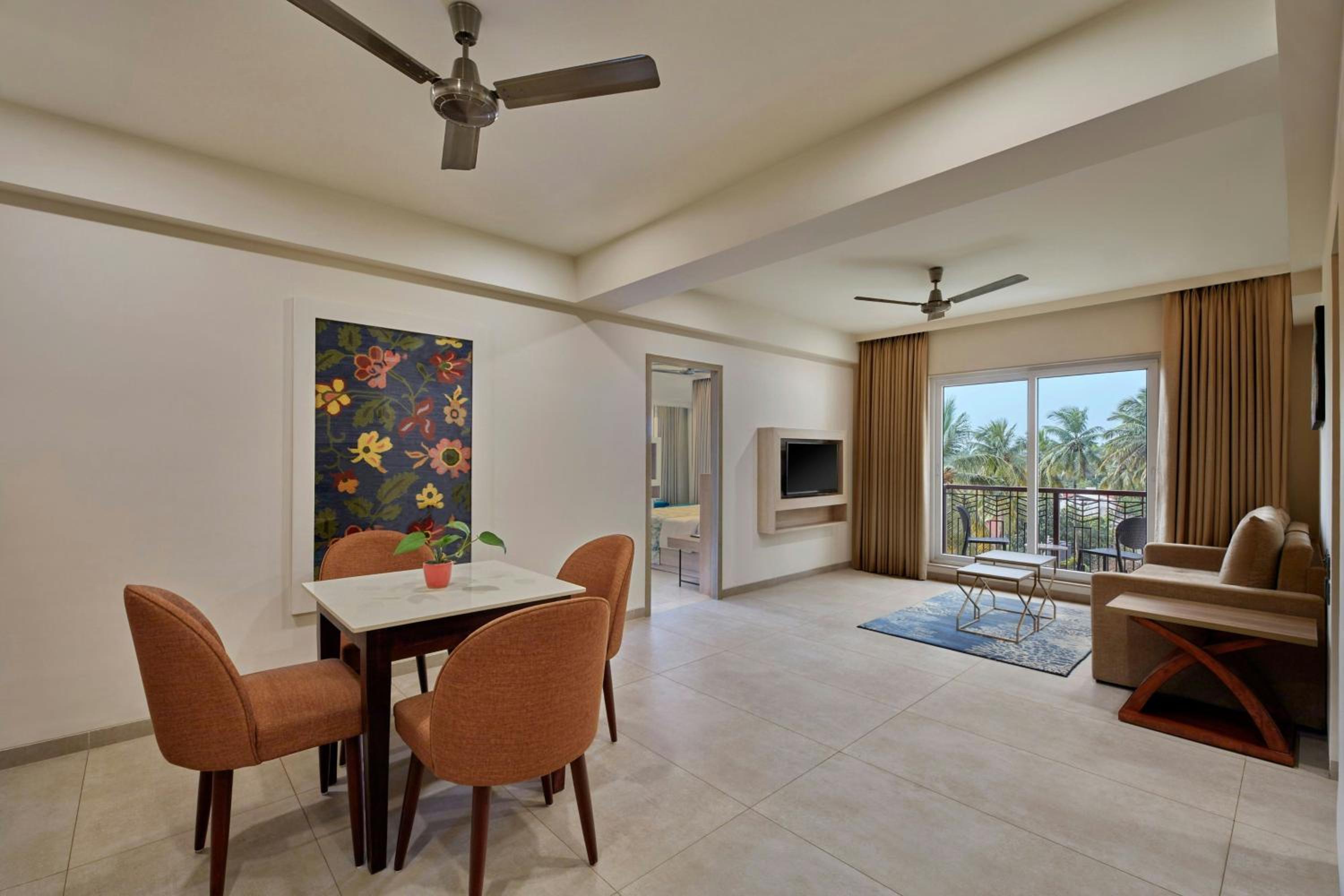 Hazel Queen Suite with Limited View - Photo 2