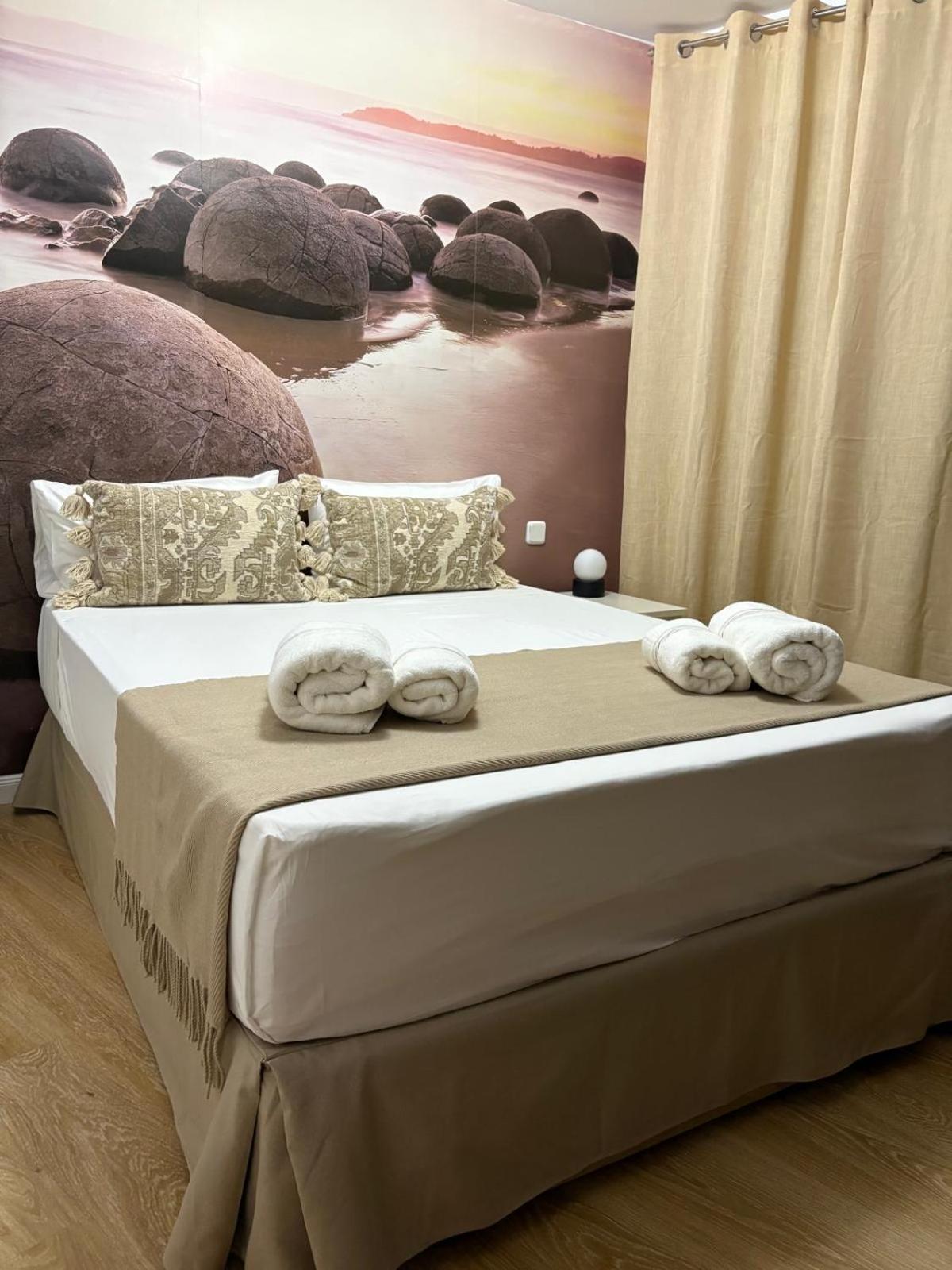 Deluxe One-Bedroom Apartment with City View photo 2
