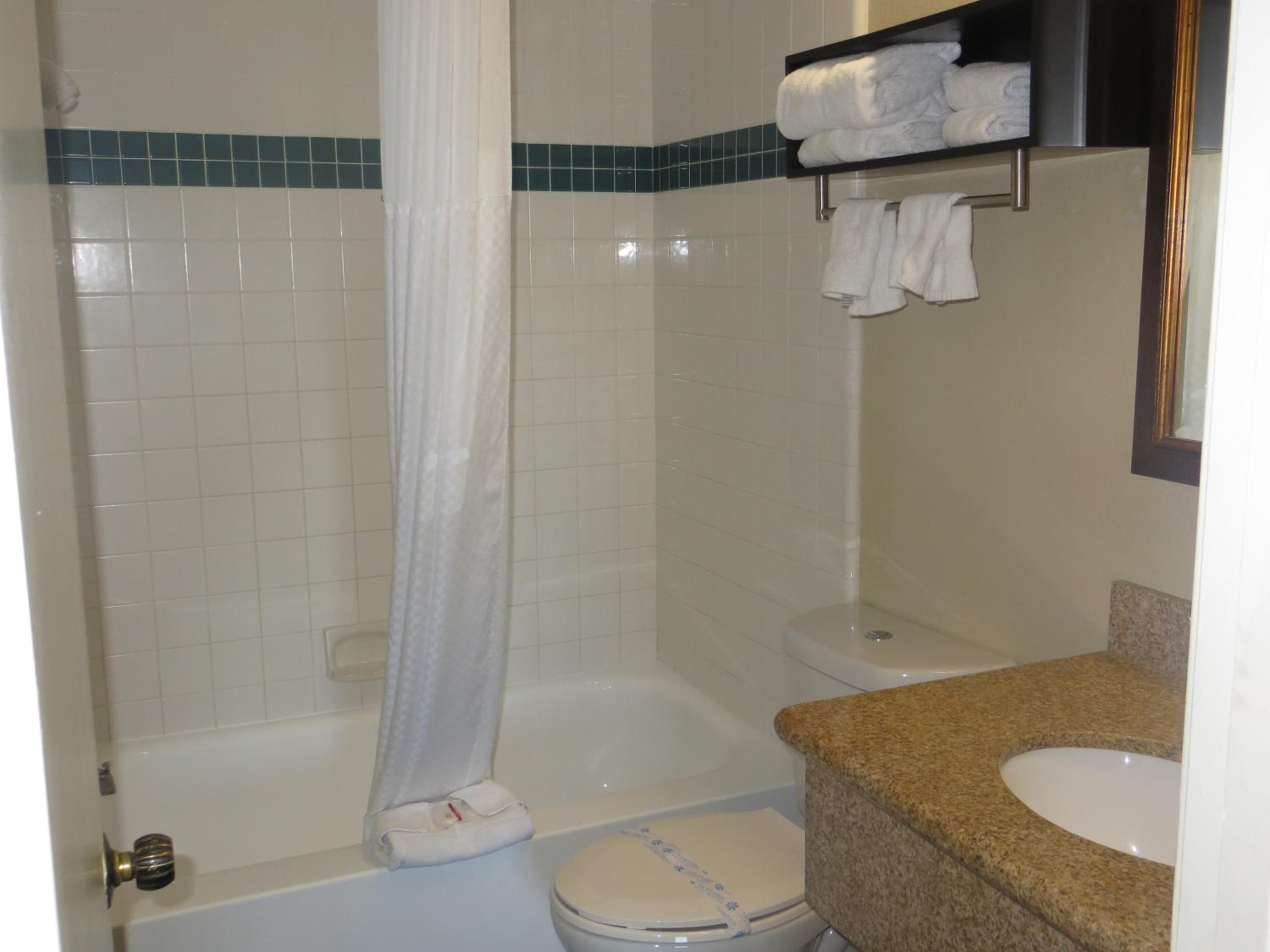 Business Queen Room with Partial Ocean View - Non-Smoking photo 3