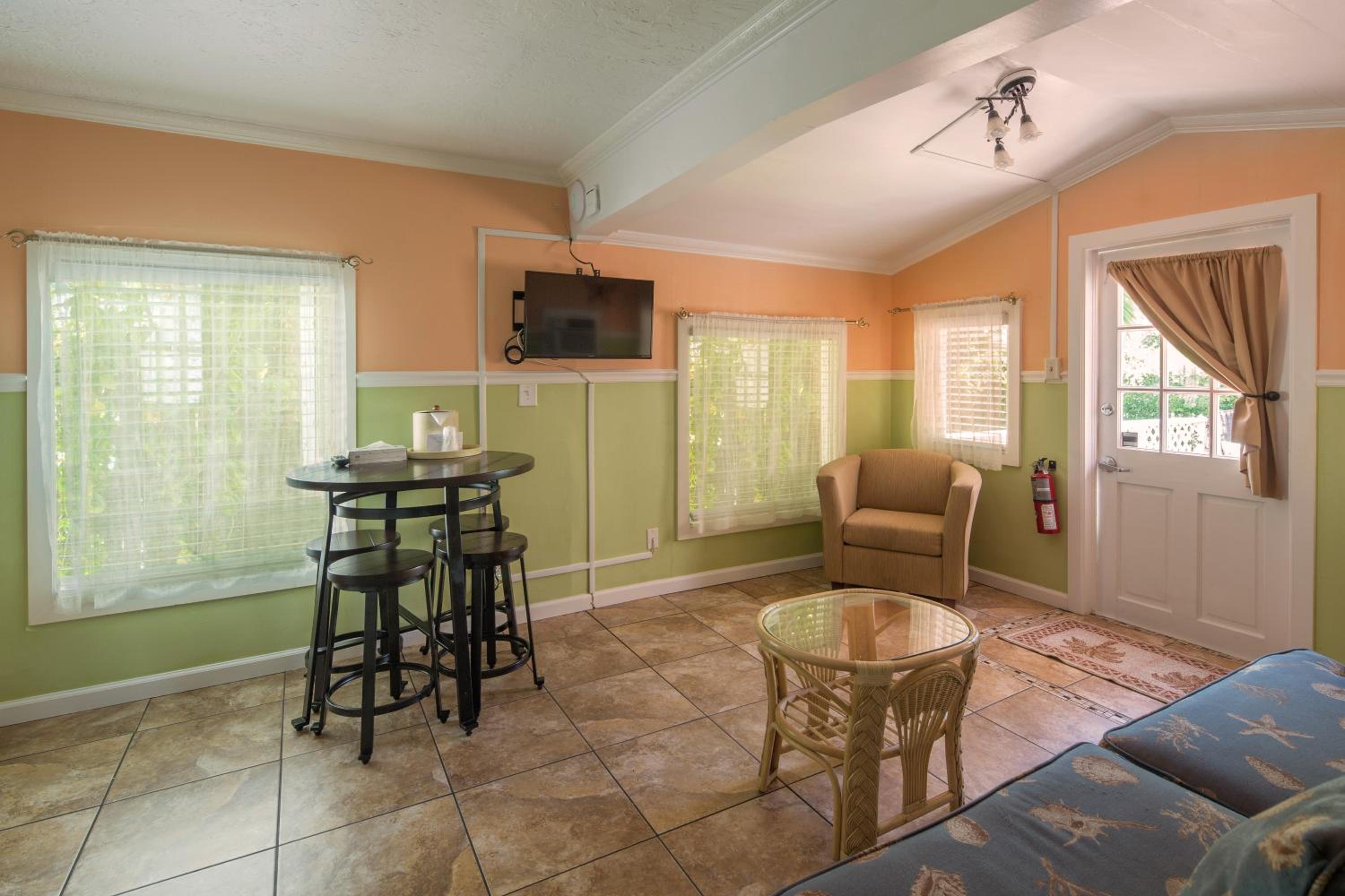 Suite - Photo 1