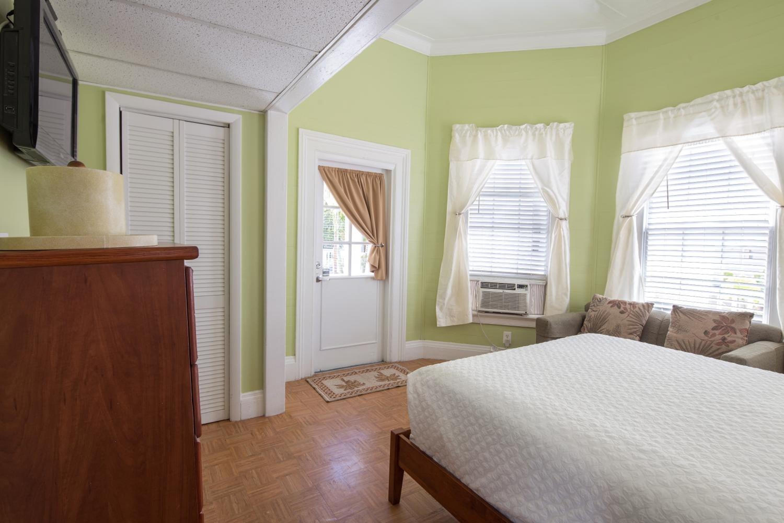 Queen Room - Photo 23