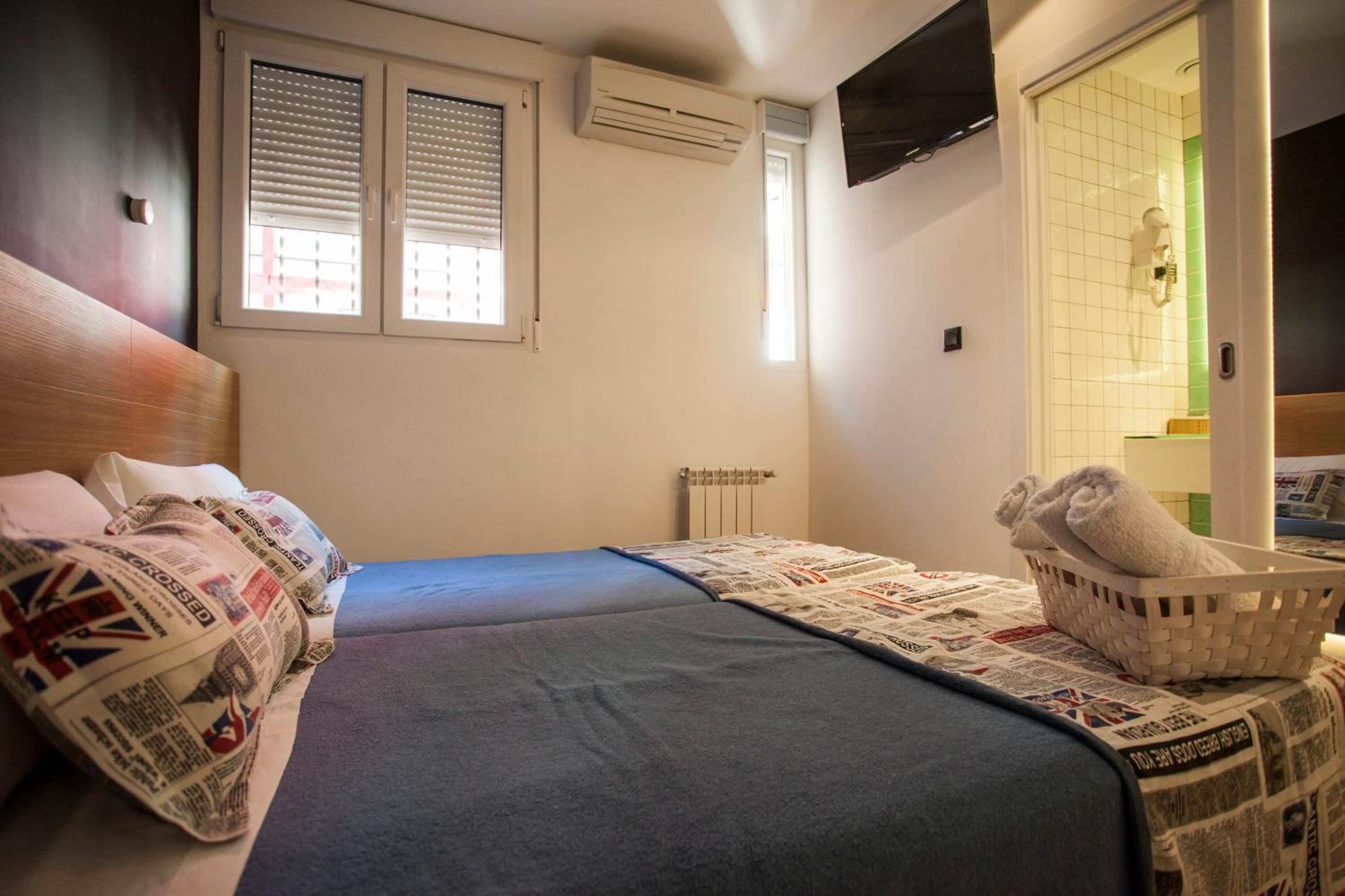 Economy Double Room with Private Bathroom photo 2