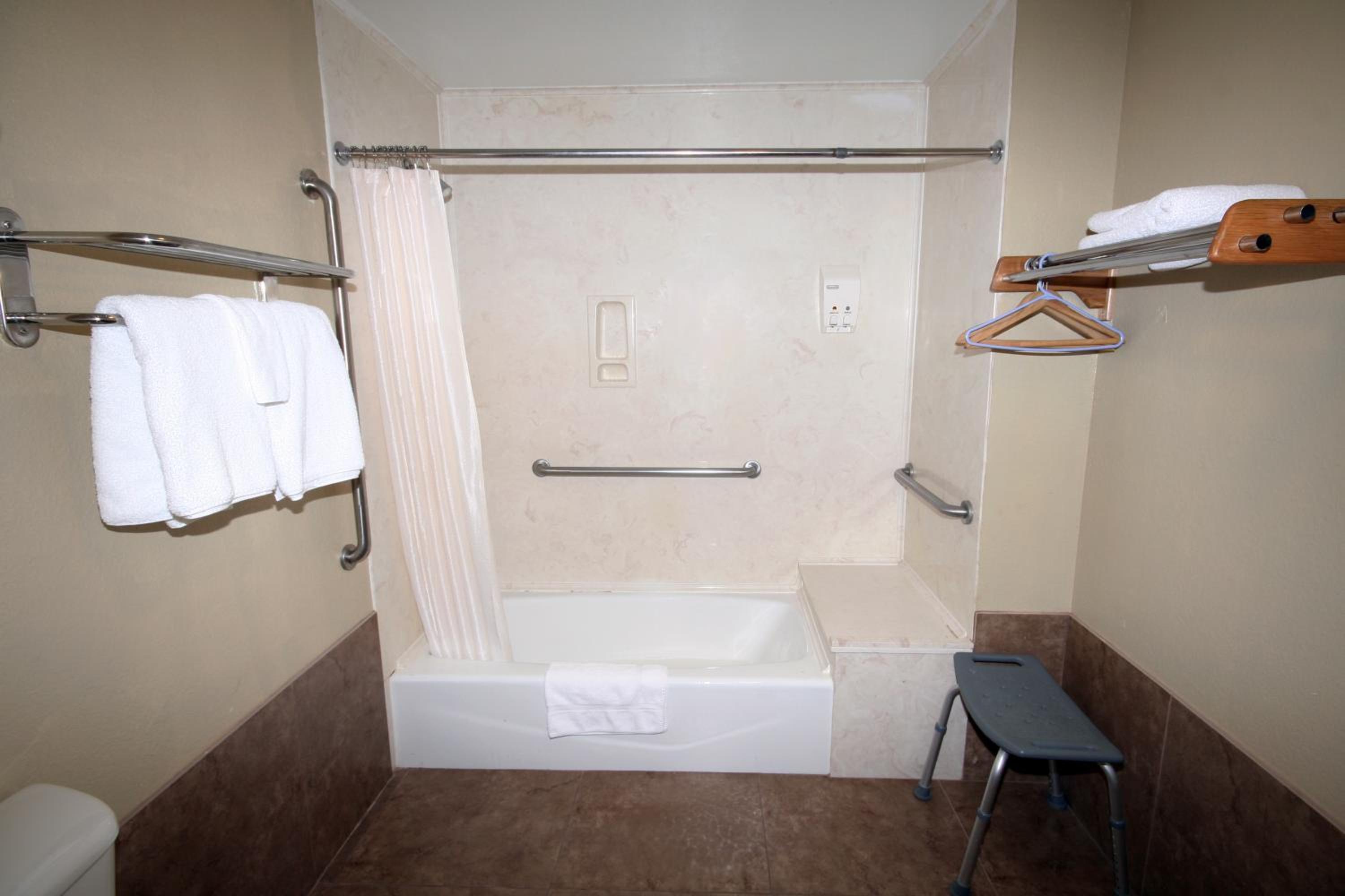 Queen Room with Two Queen Beds - Smoking photo 3