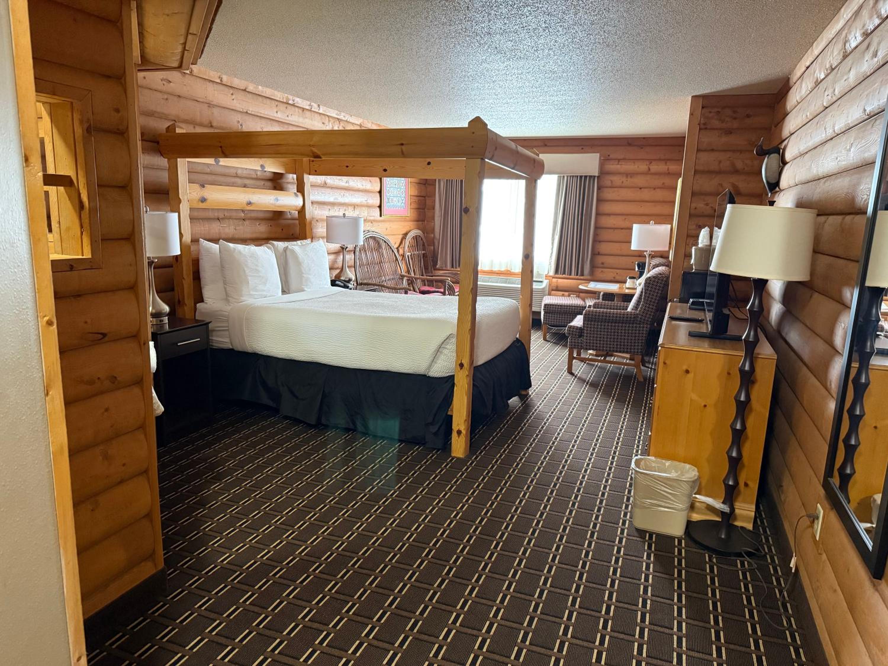 Queen Theme Room with Whirlpool - Non-Smoking