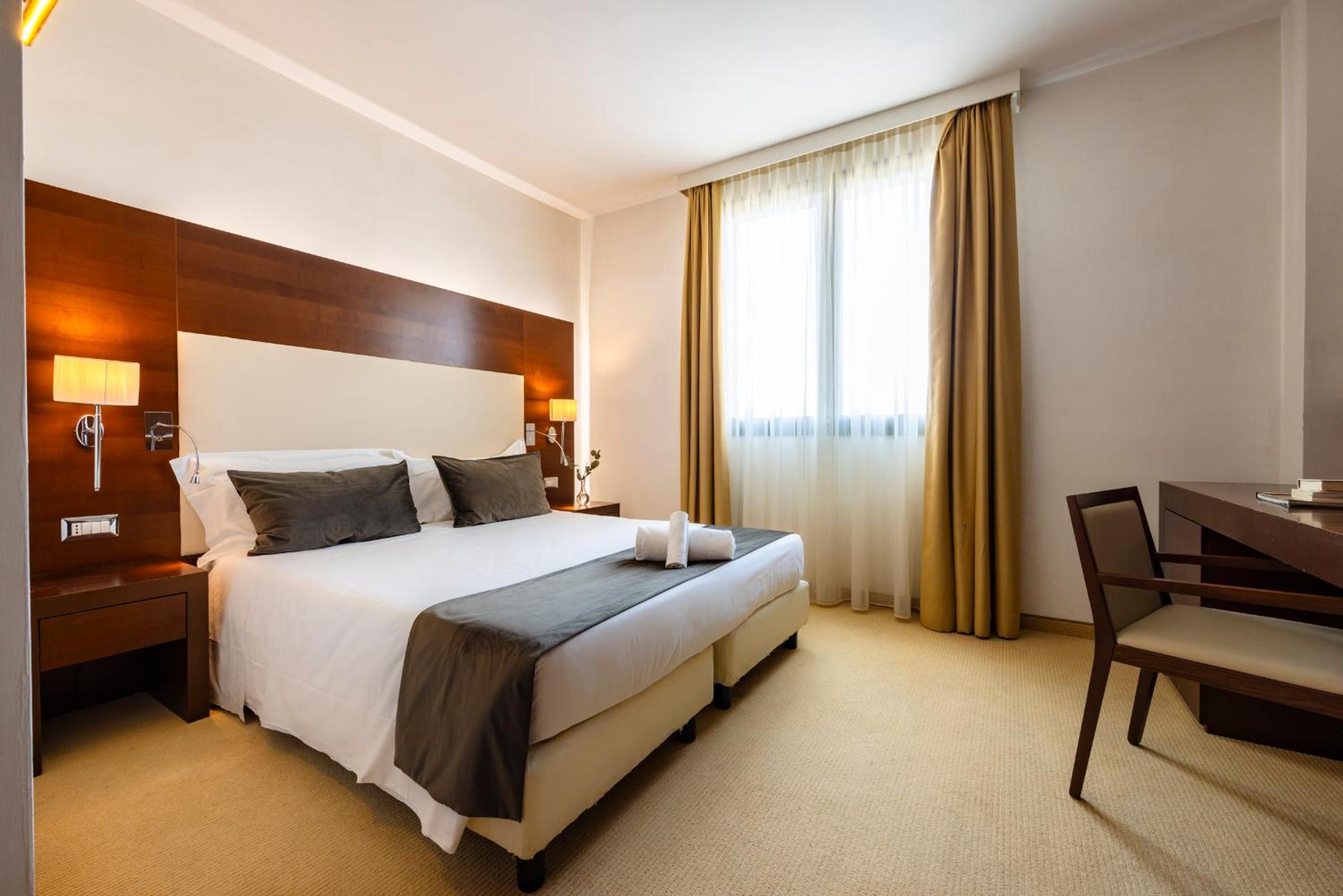 Standard Double or Twin Room with Disable Bathroom photo 2