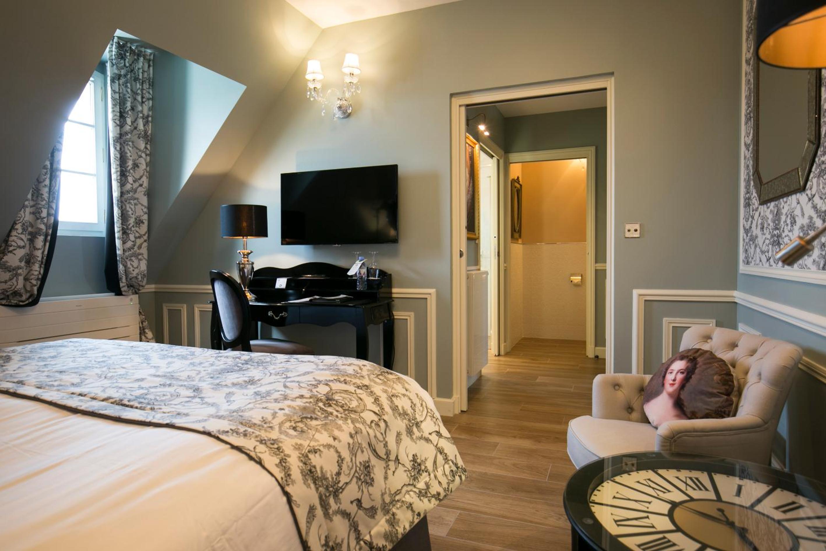 Deluxe Queen Room - Non-Smoking - Photo 4