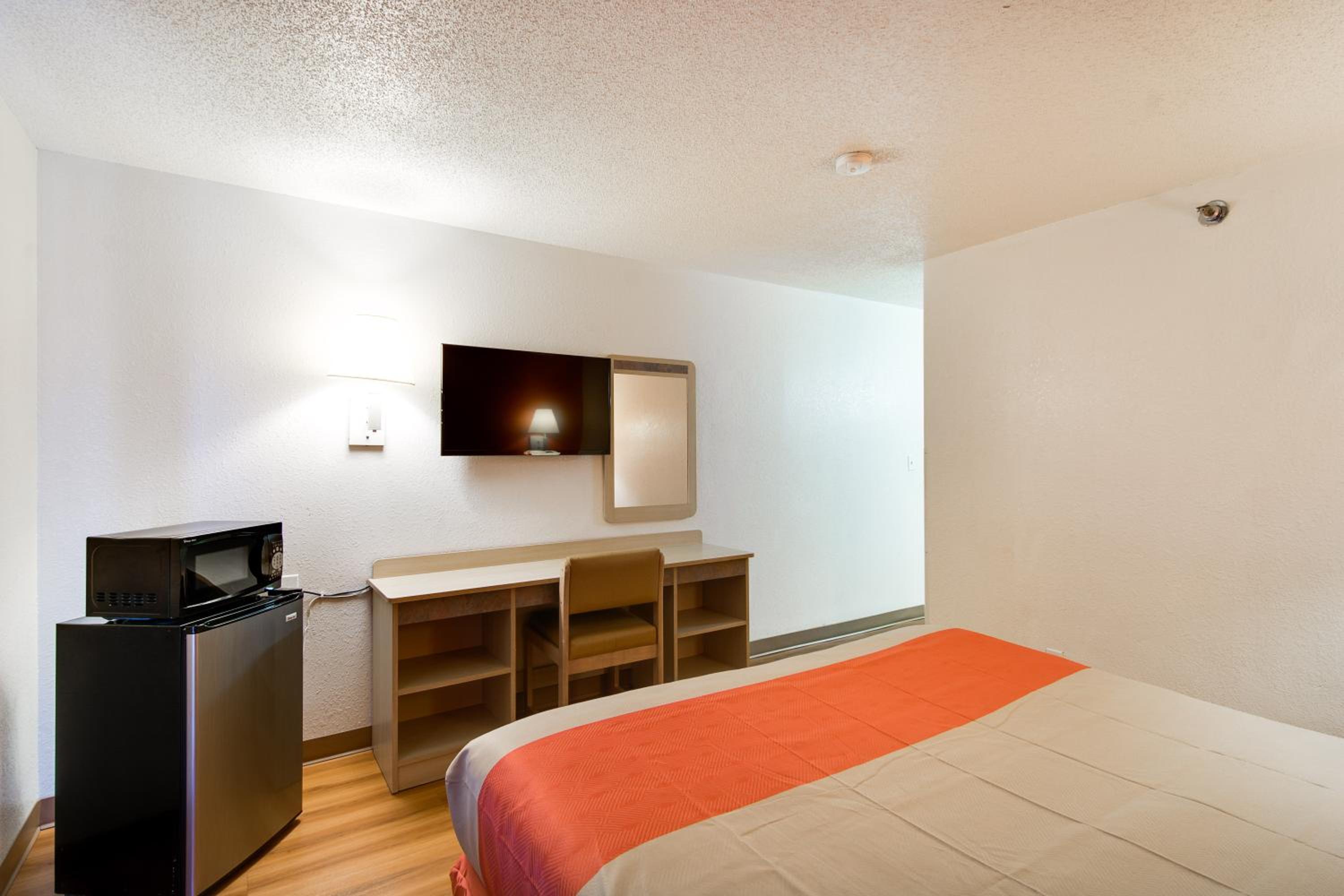 Queen Room - Disability Access - Smoking - Photo 2