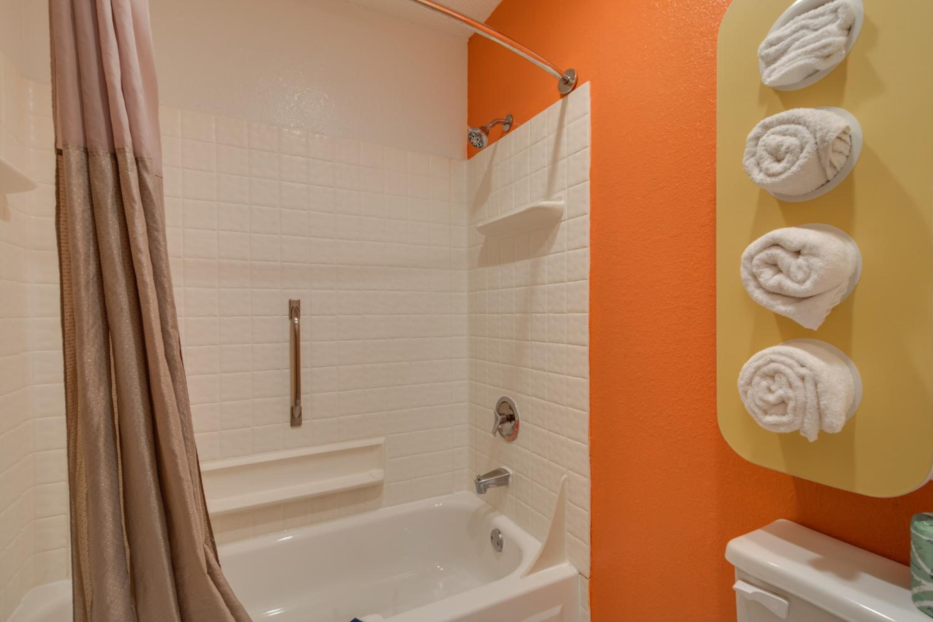 Queen Room - Disability Access - Smoking - Photo 6
