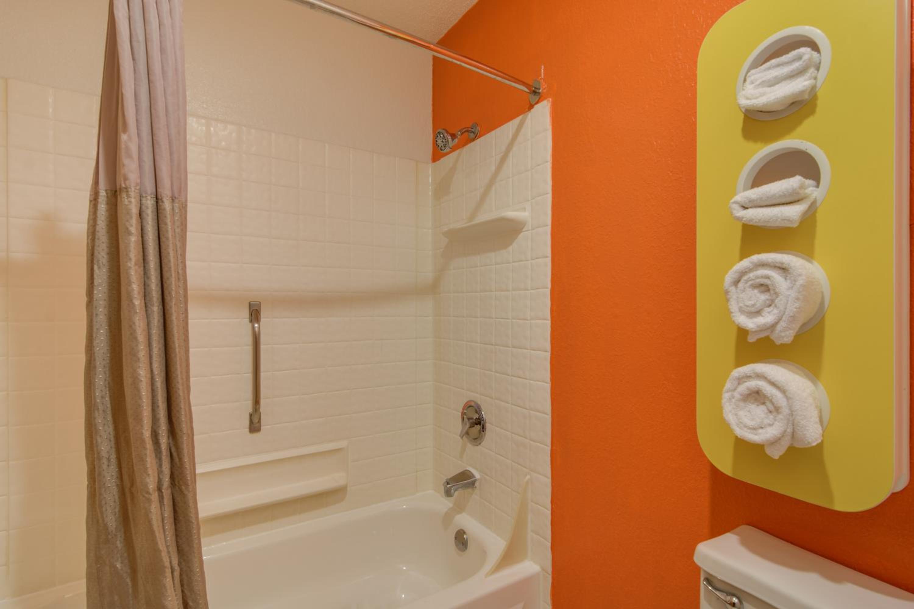 Queen Room - Disability Access - Smoking - Photo 7