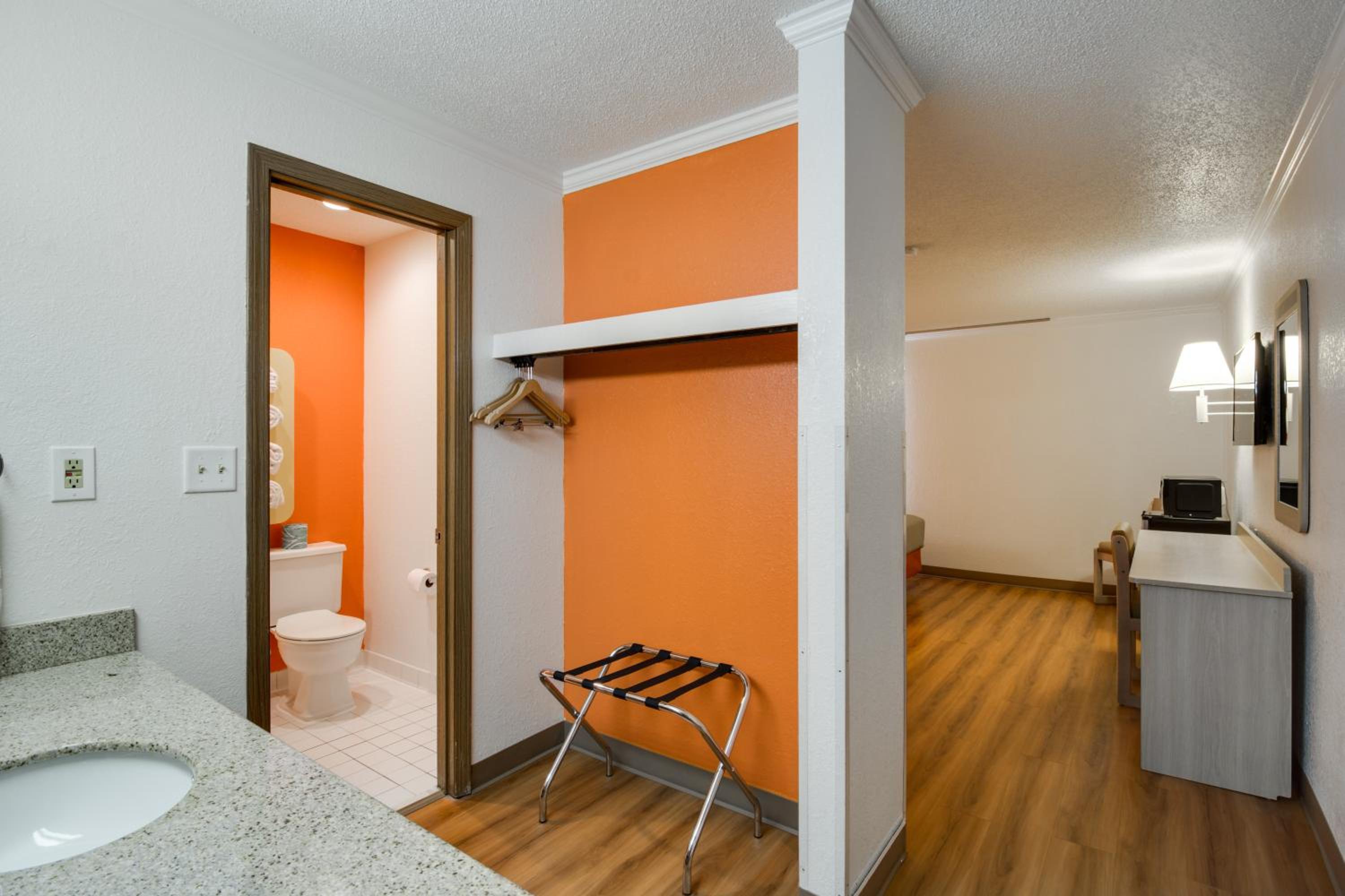 Queen Room with Two Queen Beds - Non-Smoking - Photo 7