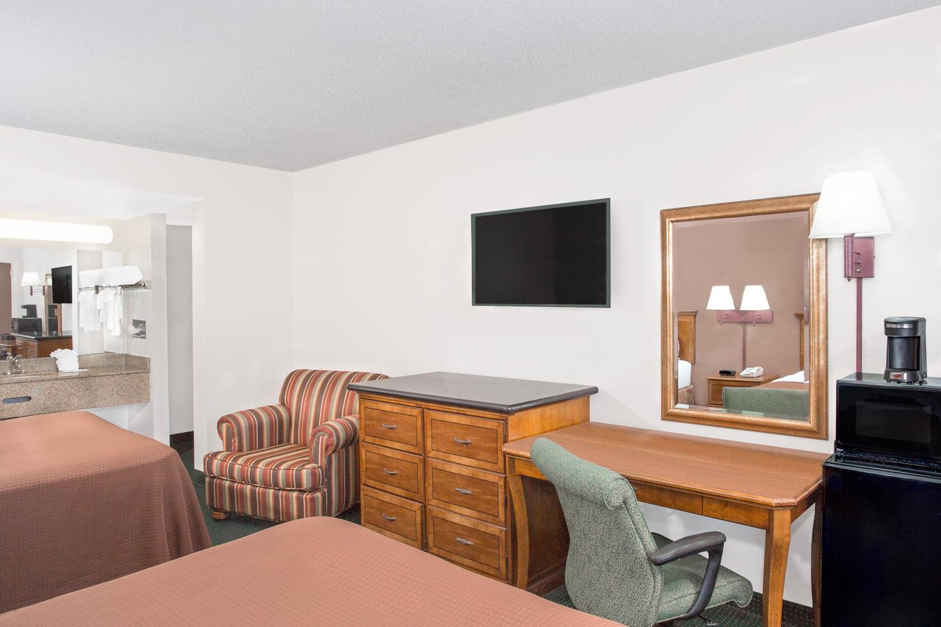 Double Room with Two Double Beds - Non-Smoking - Photo 2
