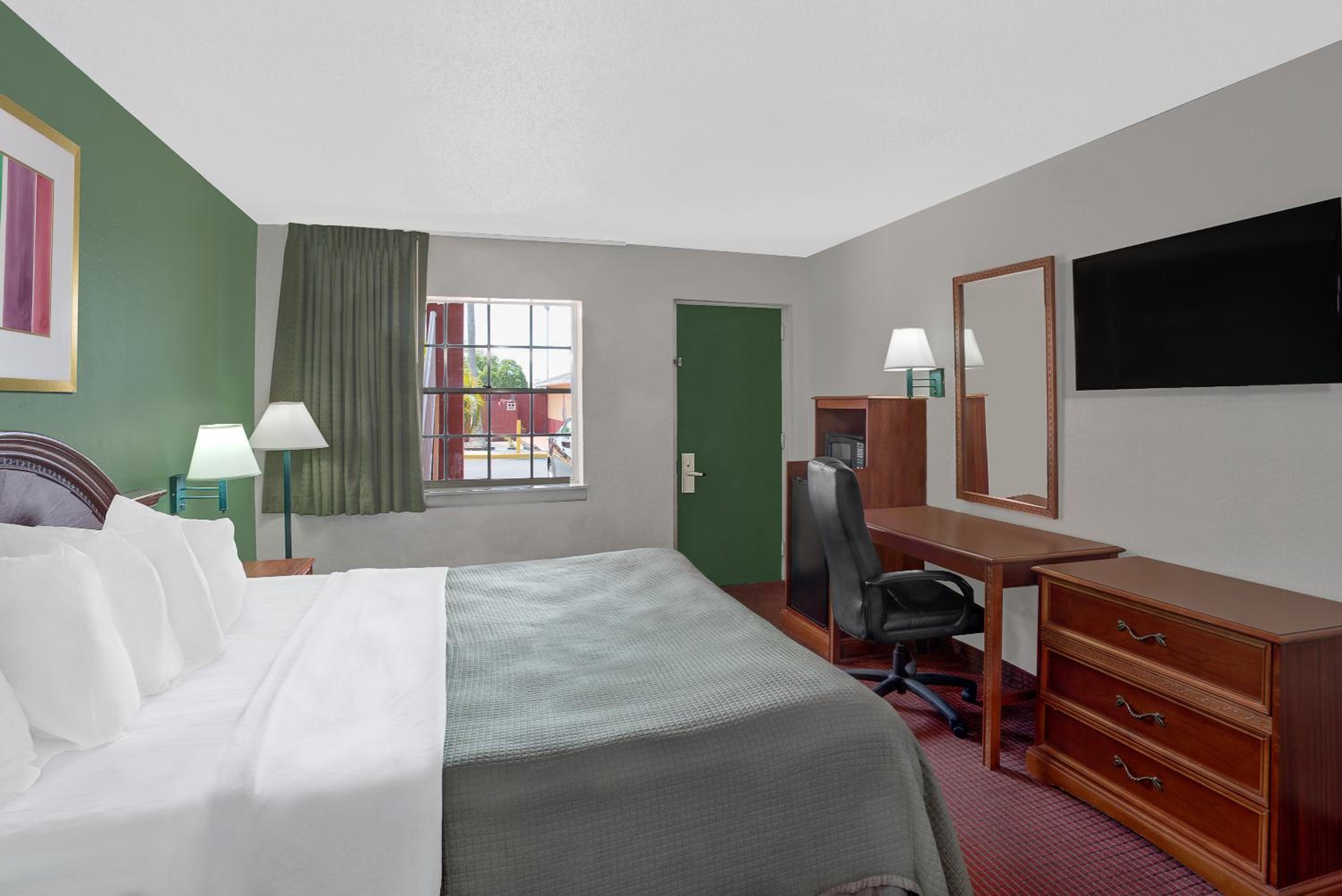 King Room - Disability Access/Non-Smoking - Photo 4
