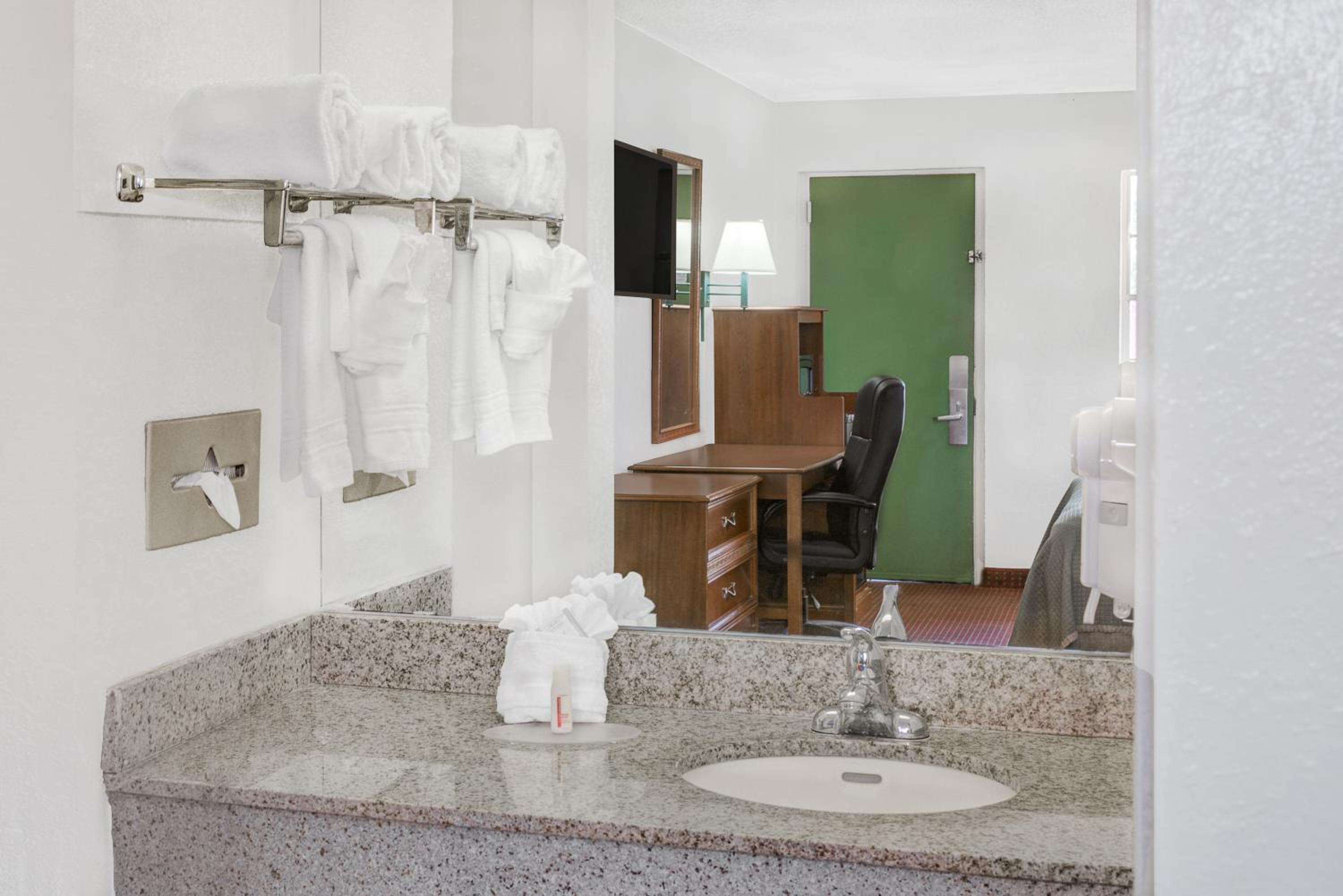 Double Room with Two Double Beds - Non-Smoking - Photo 4