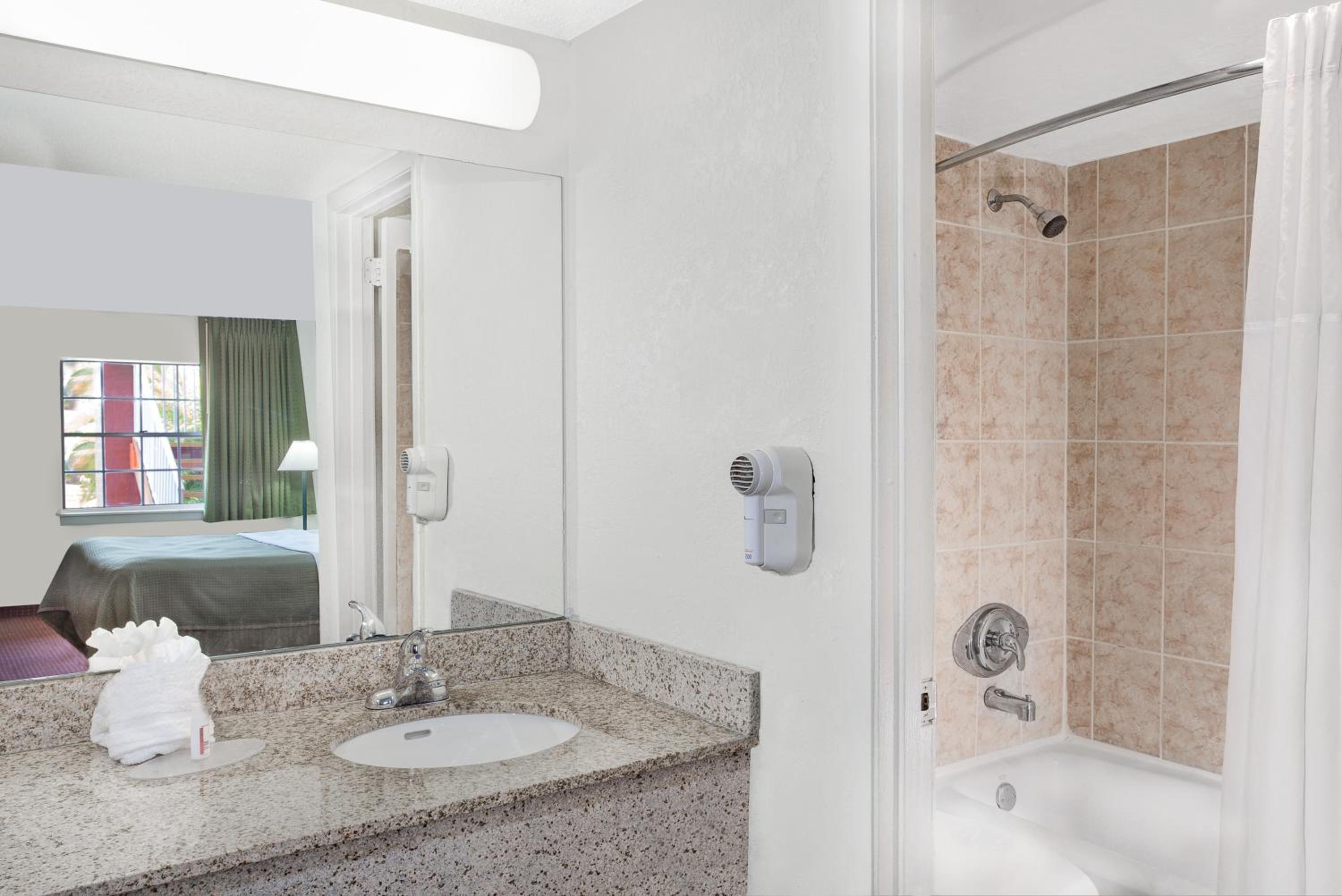 Double Room with Two Double Beds - Non-Smoking - Photo 3