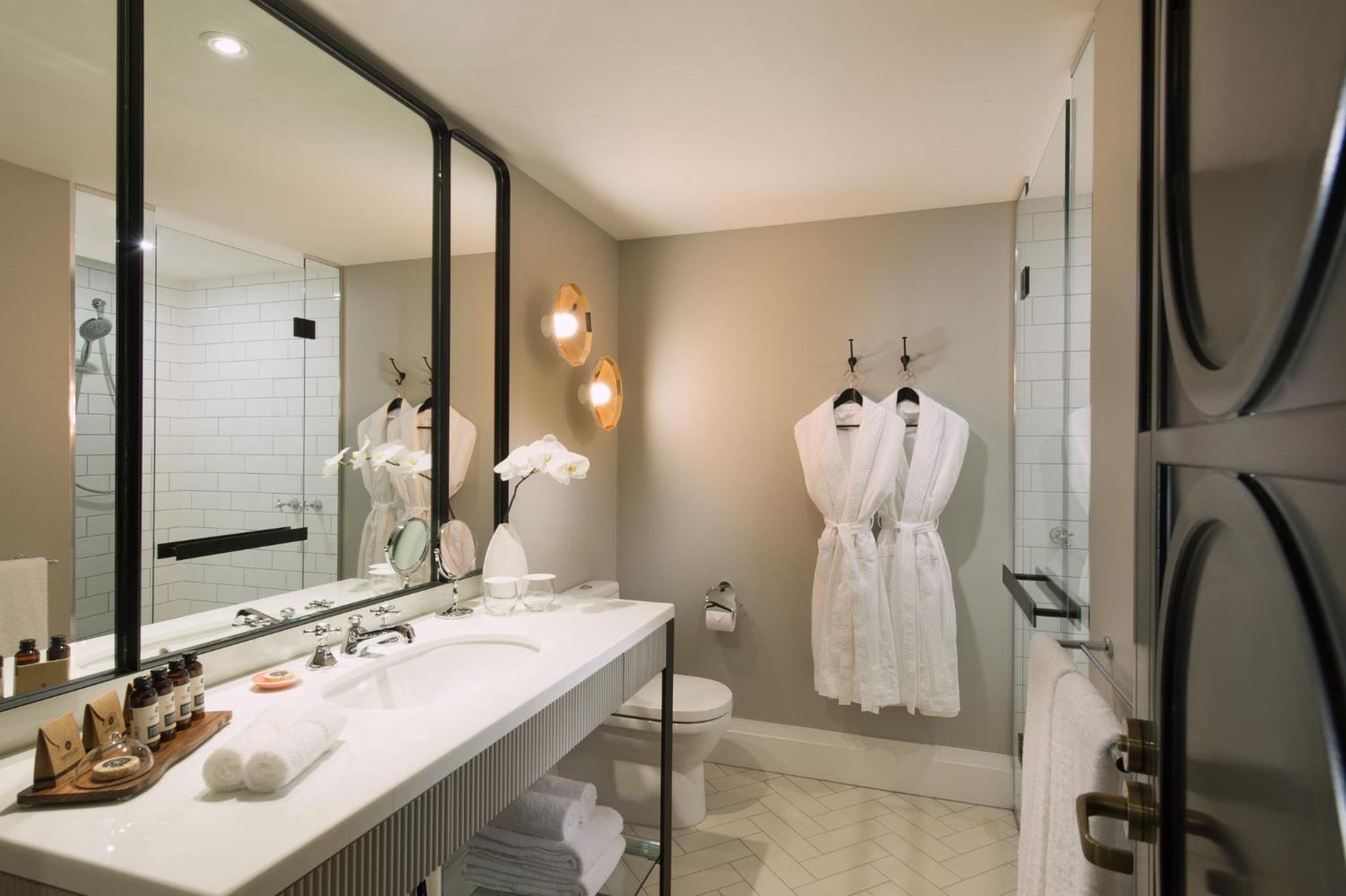 Premium Queen Room with Two Queen Beds photo 3
