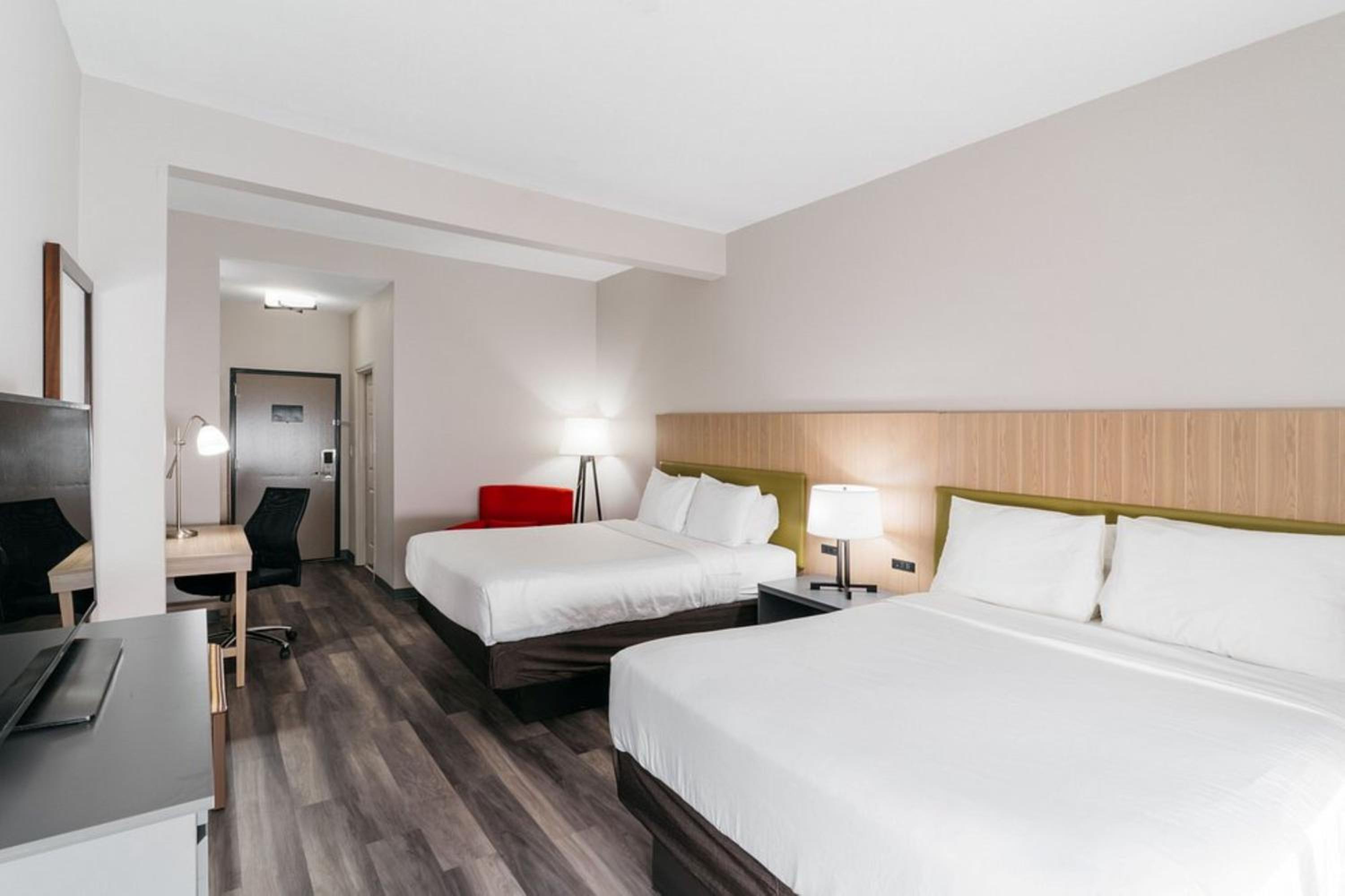 Standard Queen Room with Two Queen Beds - Photo 2