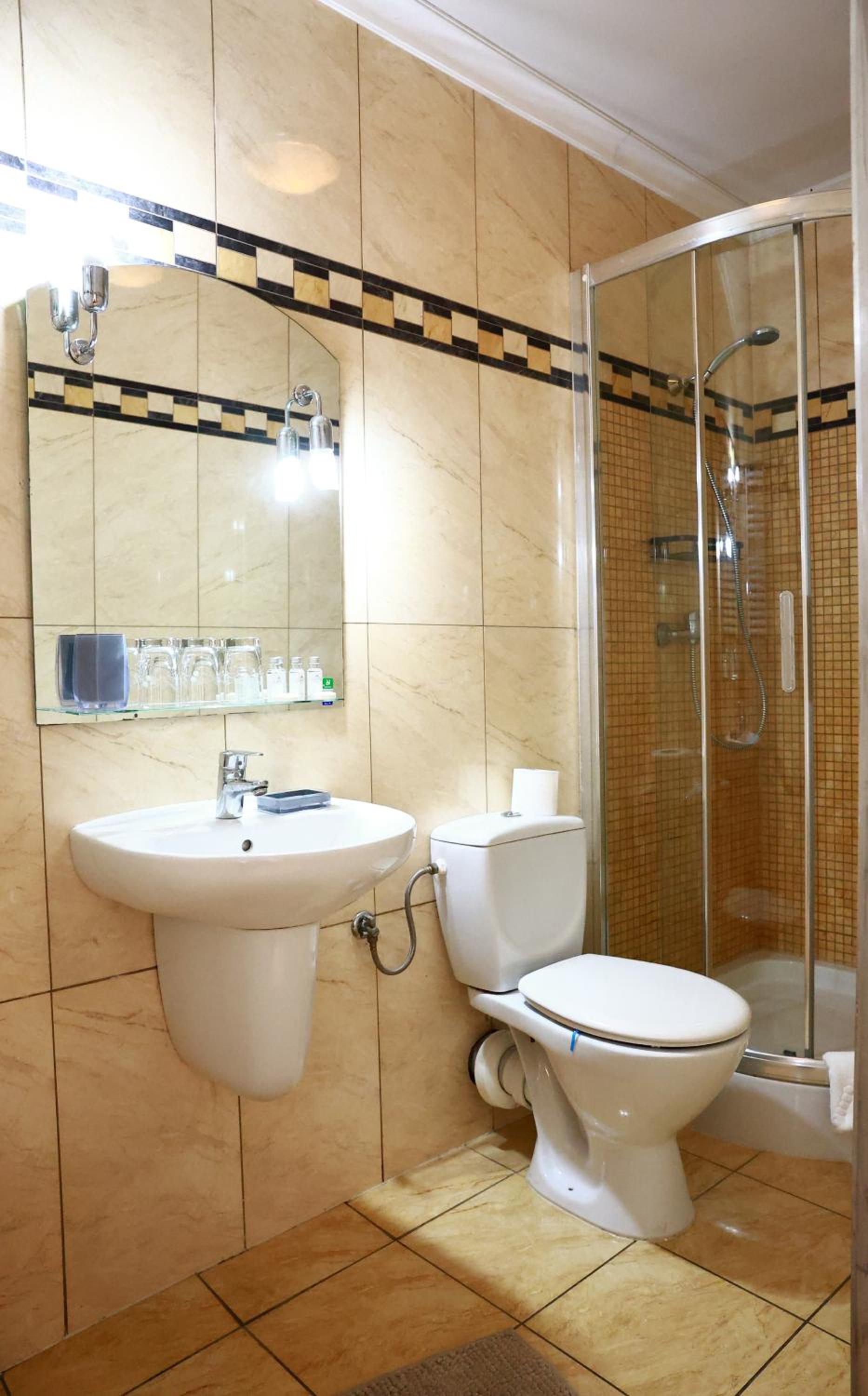Economy Triple Room - Photo 6