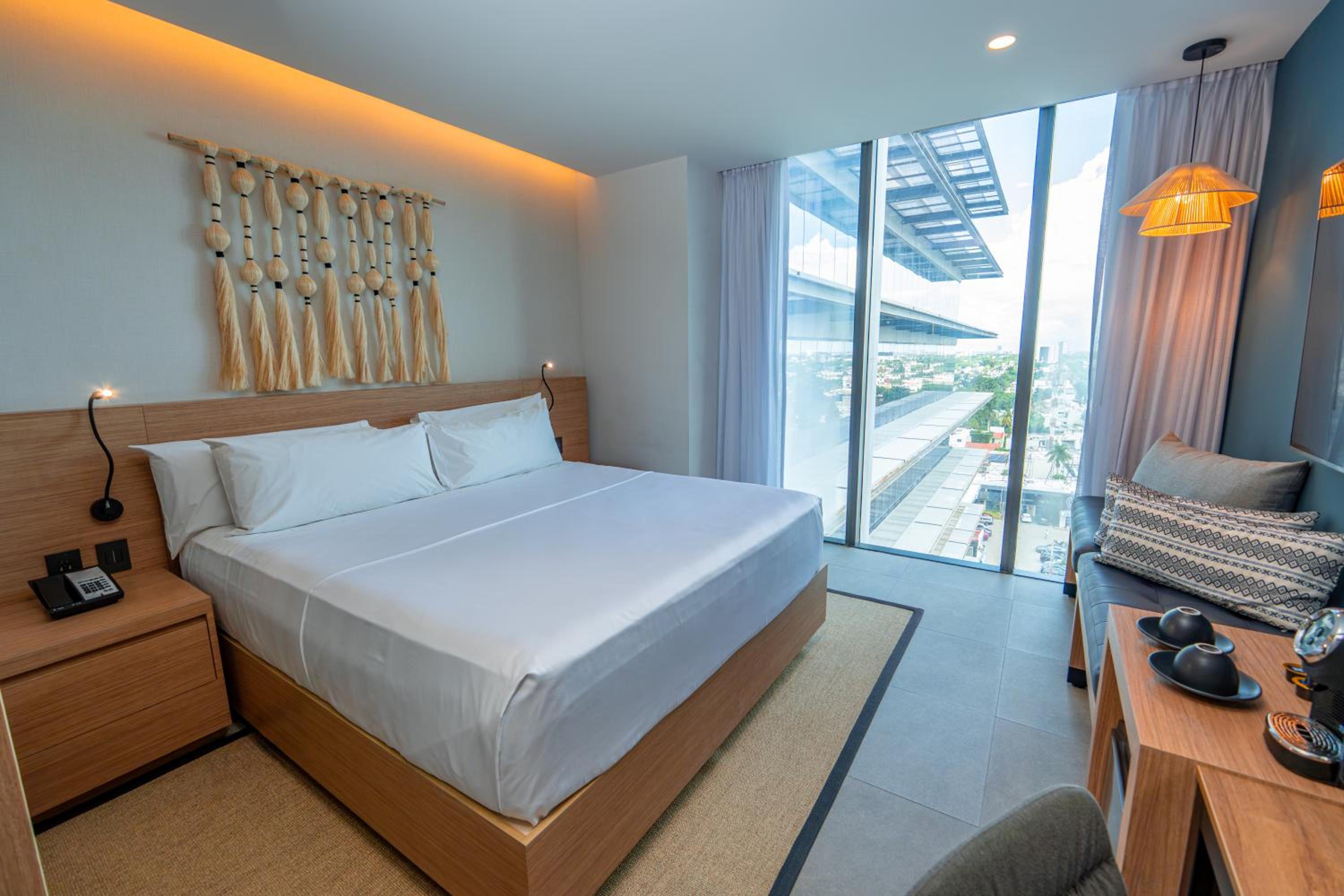 Standard Corner King Room with City View - Photo 2