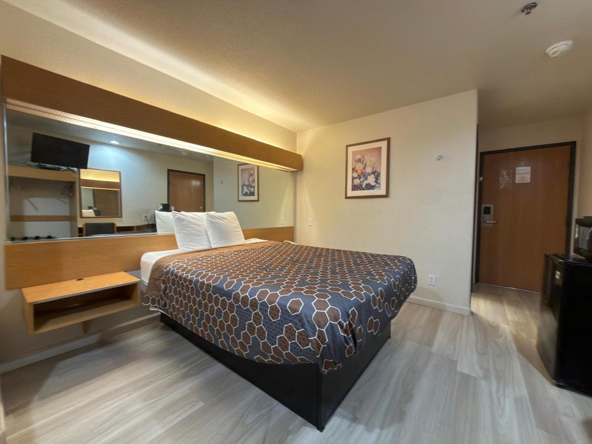 One Queen Bed Accessible Non-Smoking - Photo 1