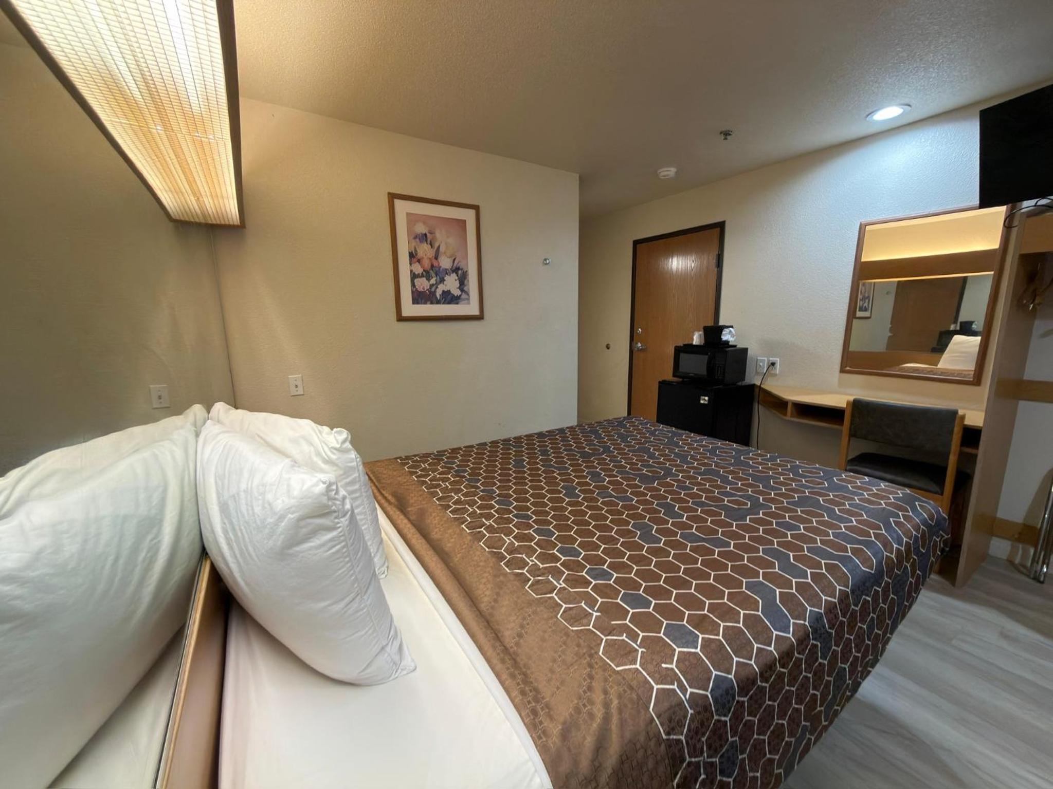 One Queen Bed Accessible Non-Smoking - Photo 2