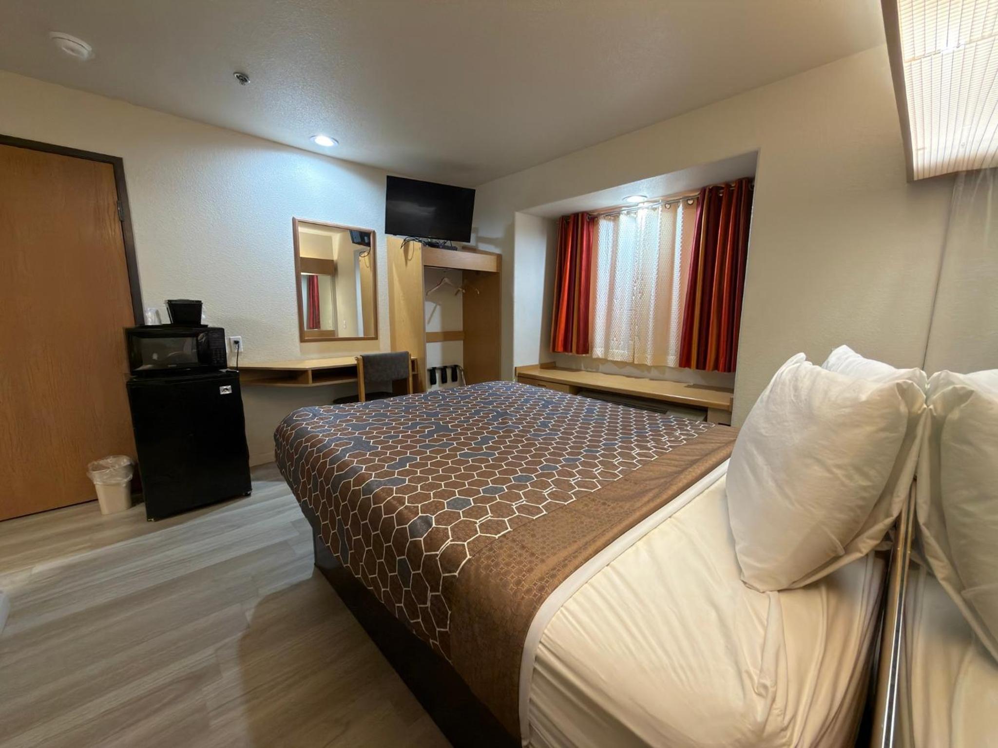 One Queen Bed Accessible Non-Smoking - Photo 3