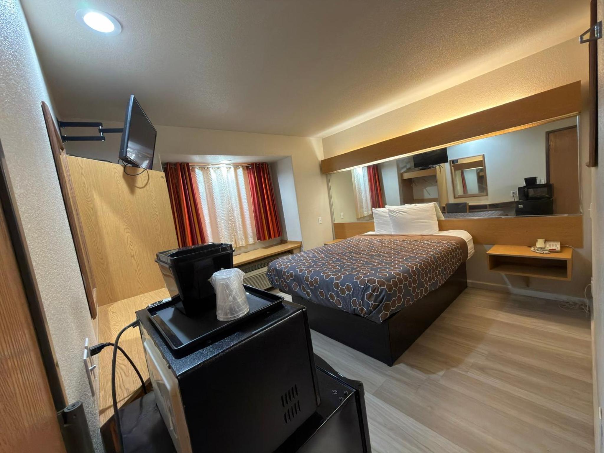 One Queen Bed Accessible Non-Smoking - Photo 4
