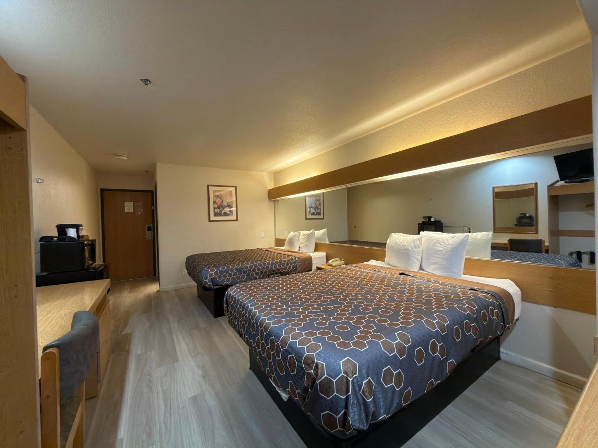 Two Queen Beds Accessible Non-Smoking - Photo 1
