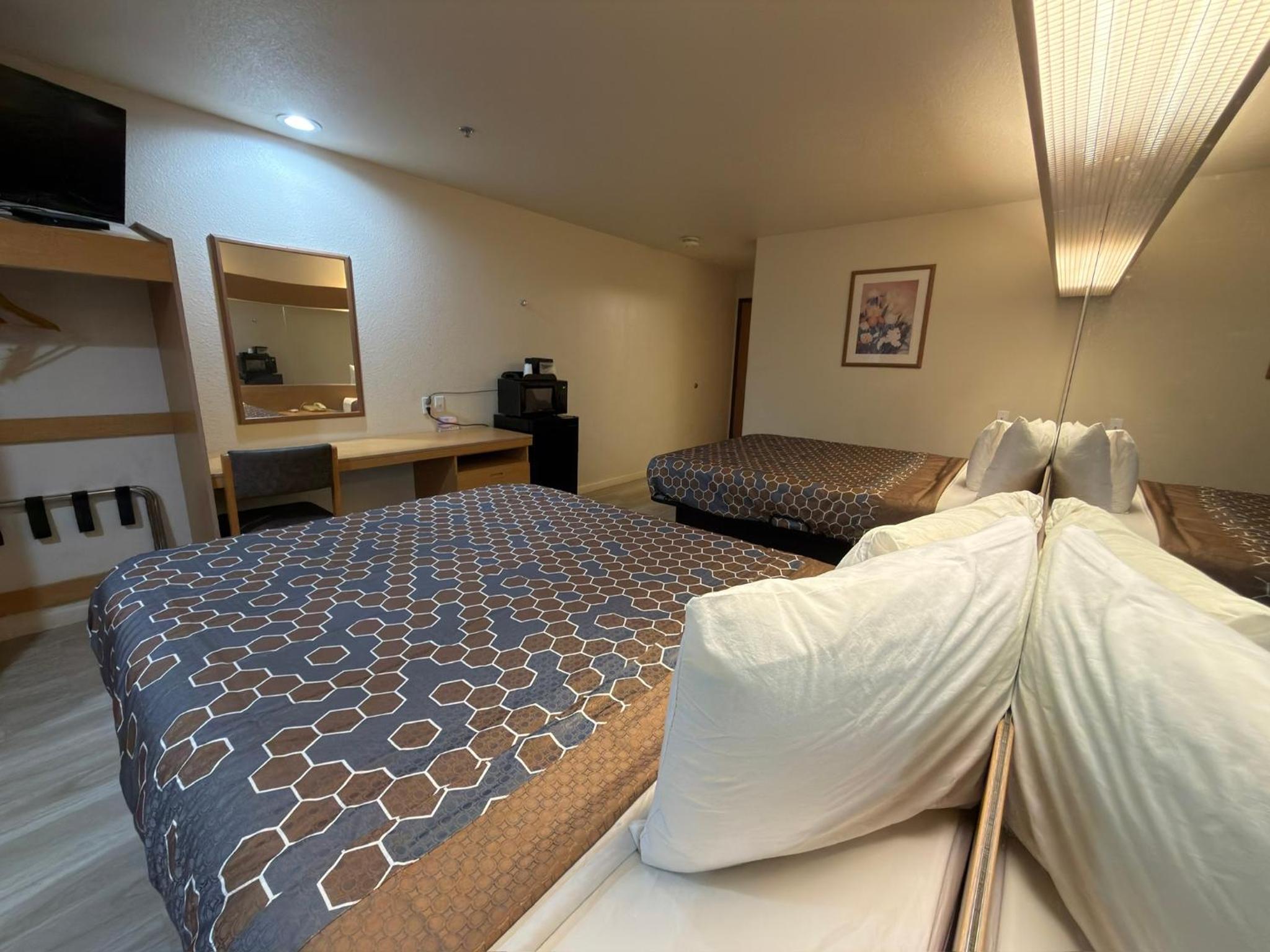 Two Queen Beds Accessible Non-Smoking - Photo 2