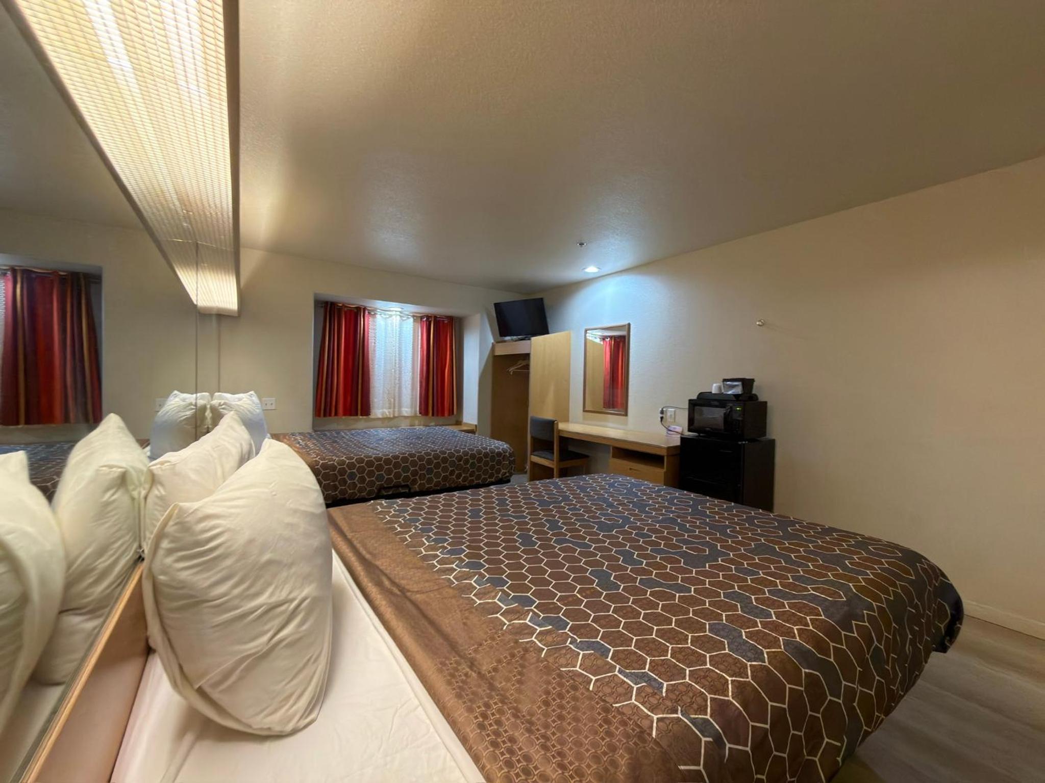 Two Queen Beds Accessible Non-Smoking - Photo 3