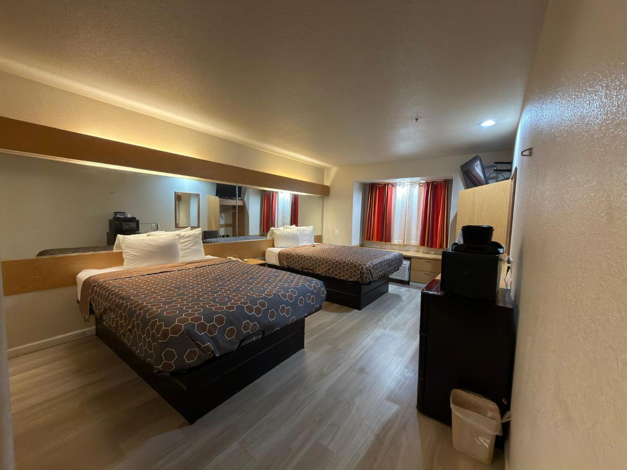 Two Queen Beds Accessible Non-Smoking - Photo 4