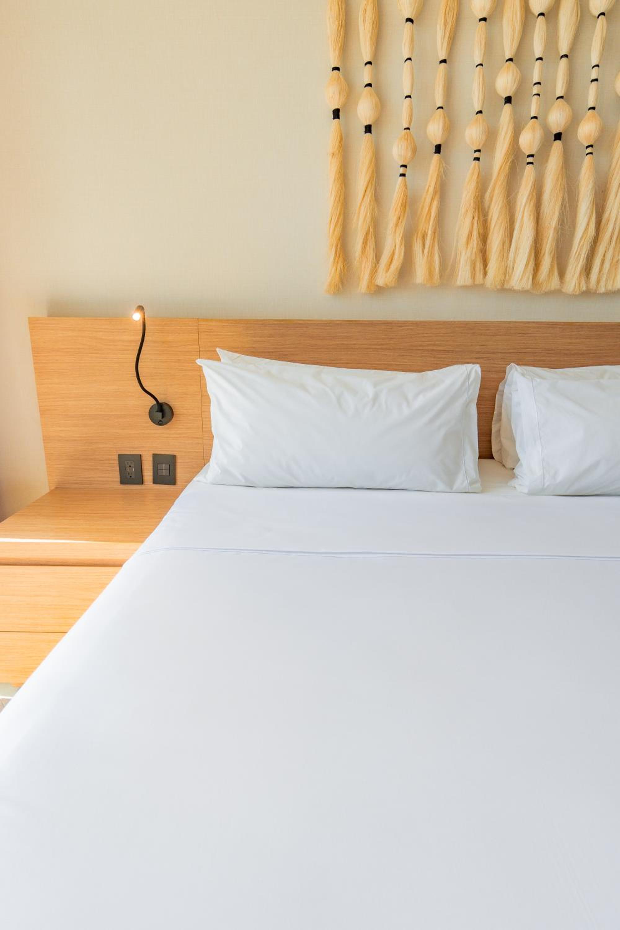 Premium Corner King Room with City View - High Floor - Photo 2