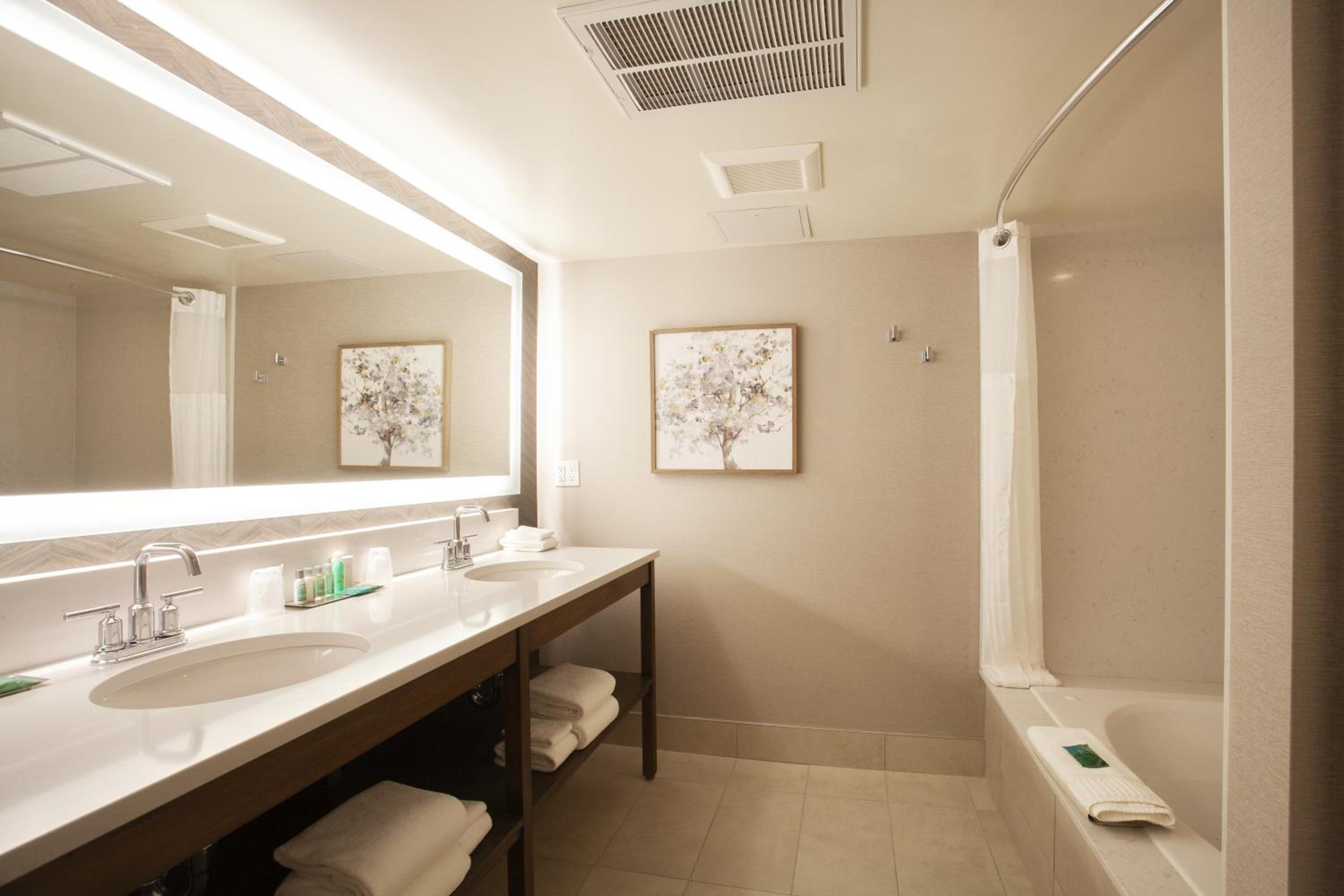 One-Bedroom Queen Suite with Two Queen Beds, Sofa Bed, Spa Bath and Living Room - Non-Smoking - Photo 3