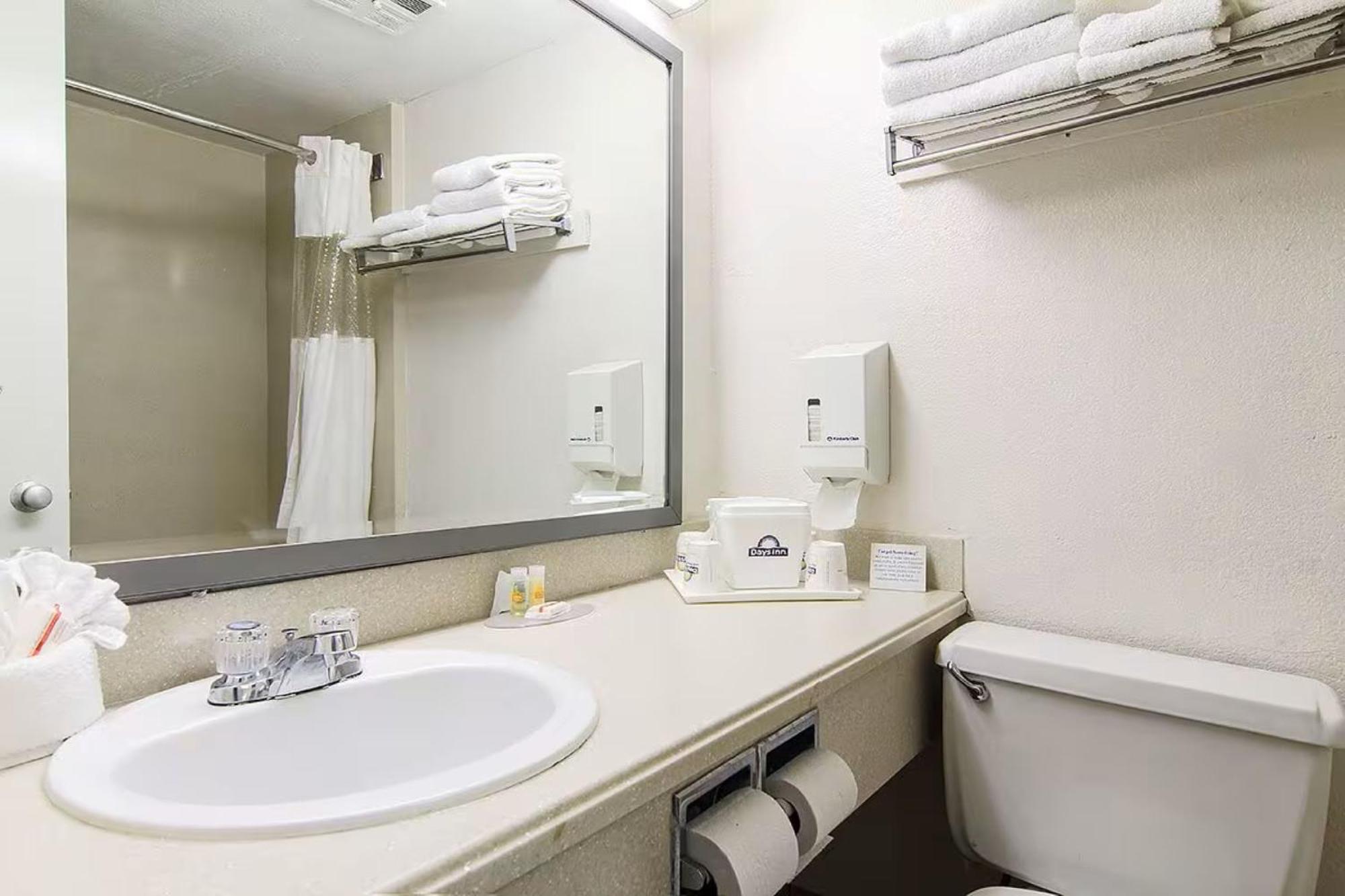 Queen Room - Mobility Access/Non-Smoking - Photo 3