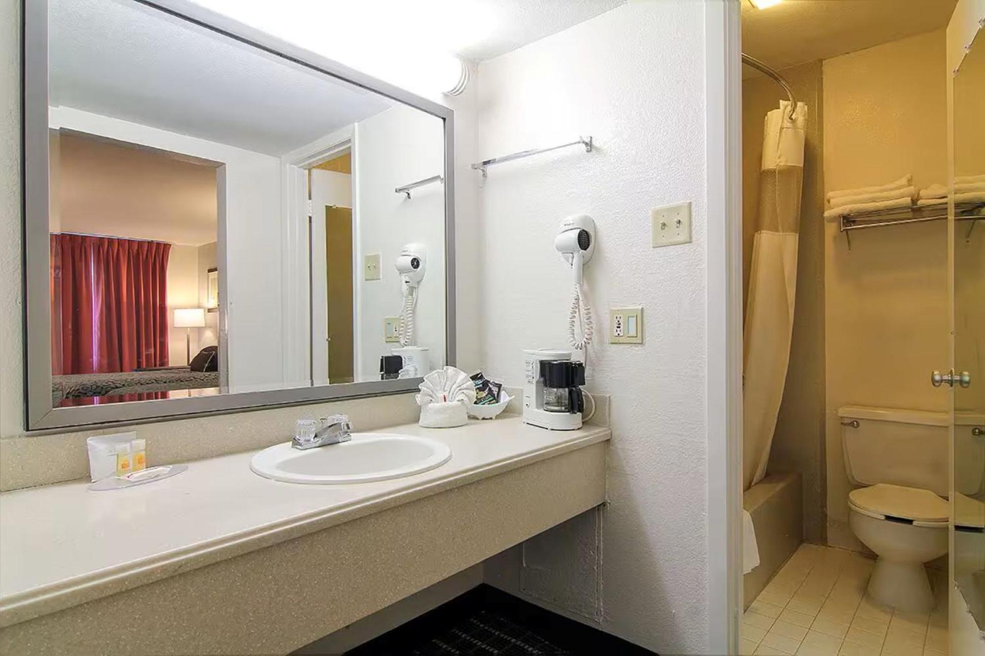 Queen Room - Mobility Access/Non-Smoking - Photo 4