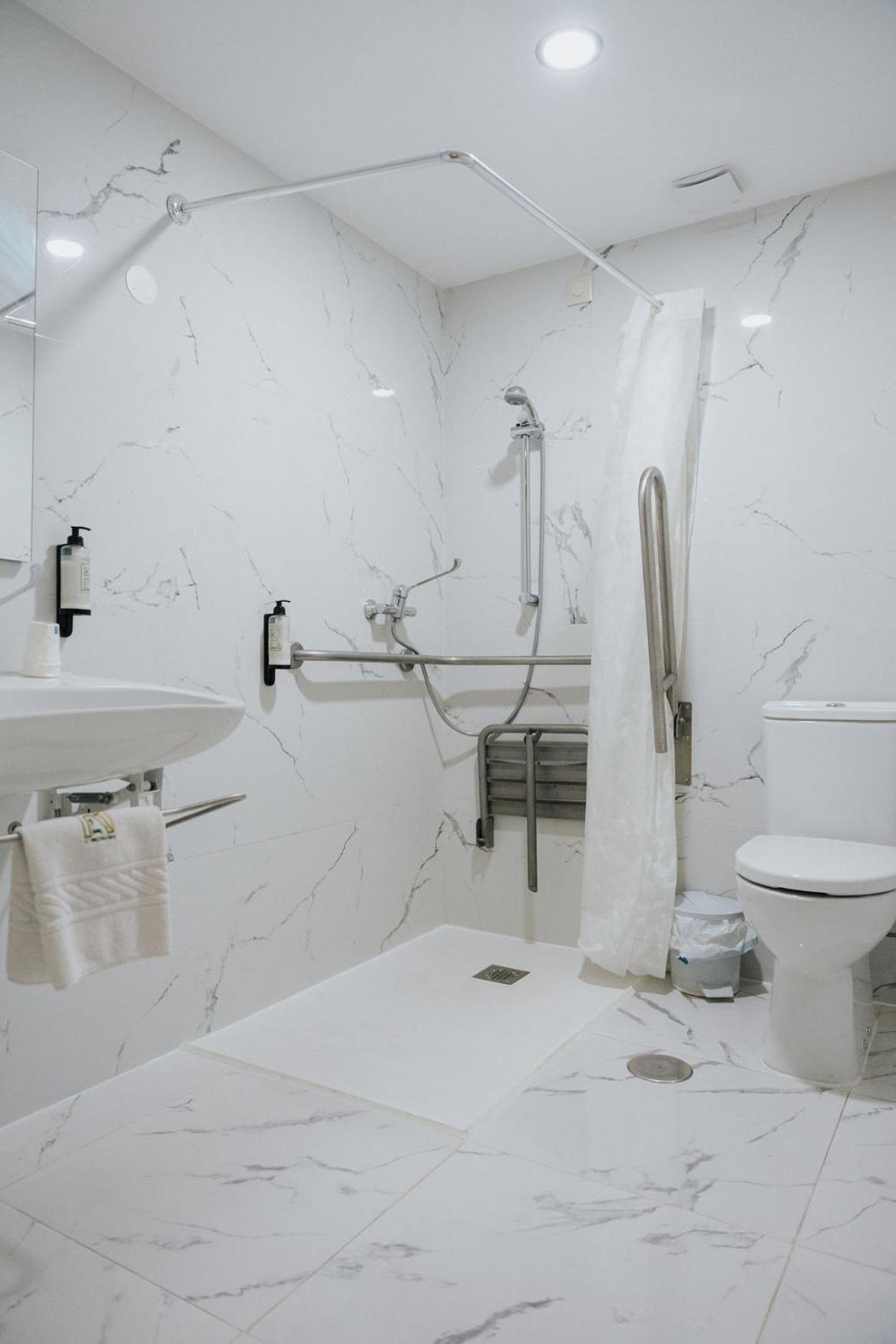 Double Room - Disability Access - Photo 4