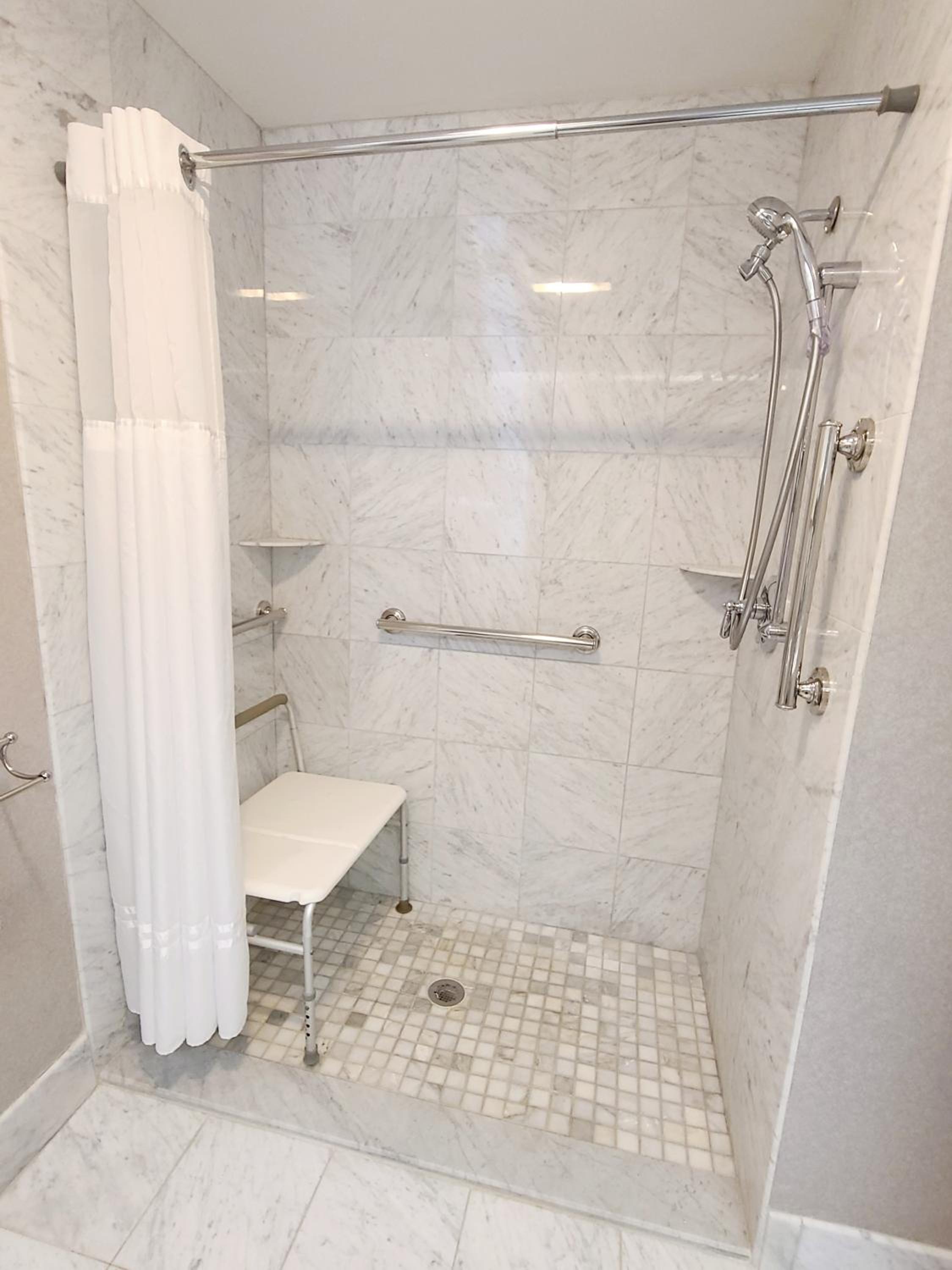 Queen Room - Disability Access - Photo 1
