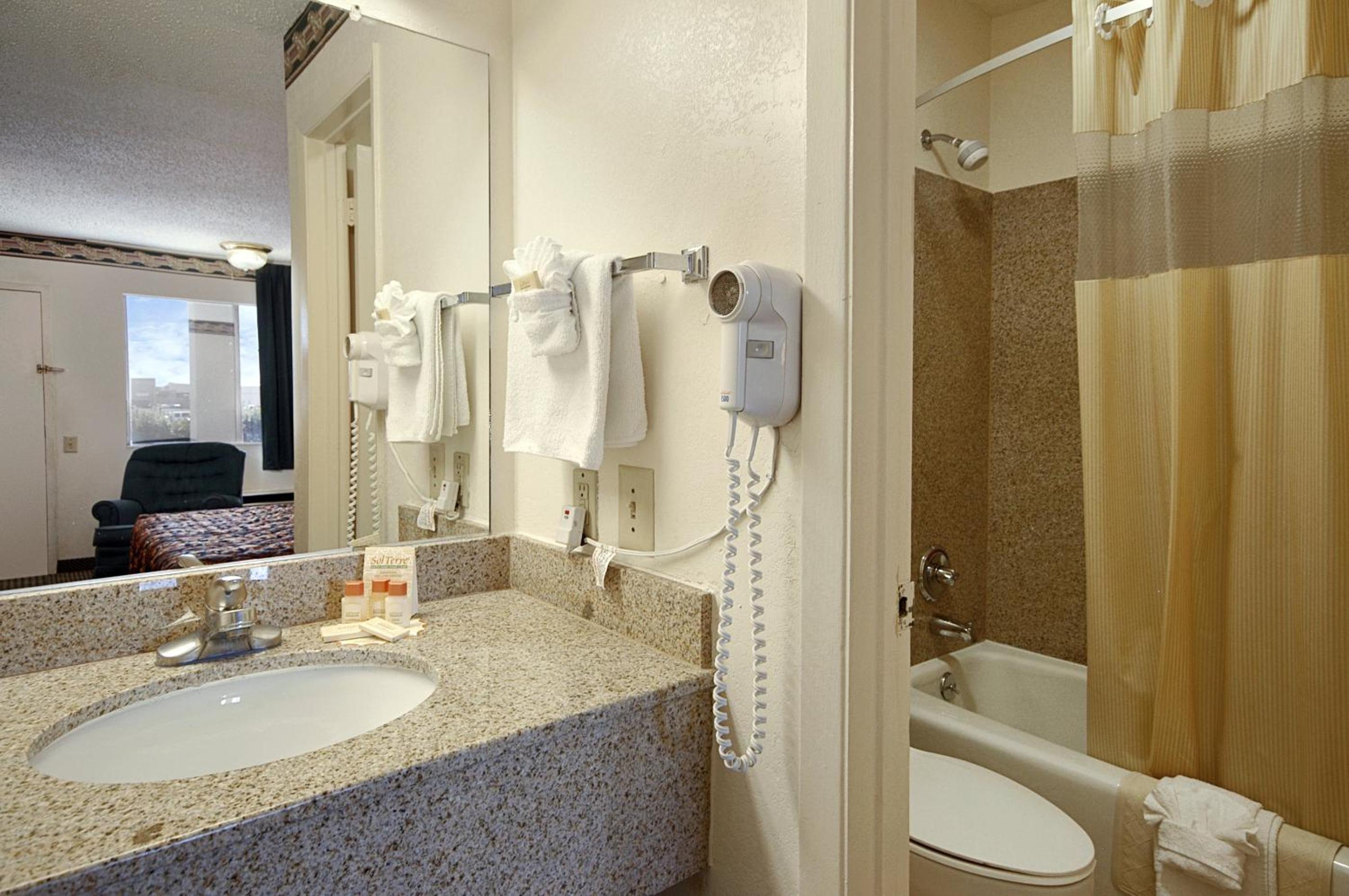 Queen Room - Non-Smoking - Photo 3