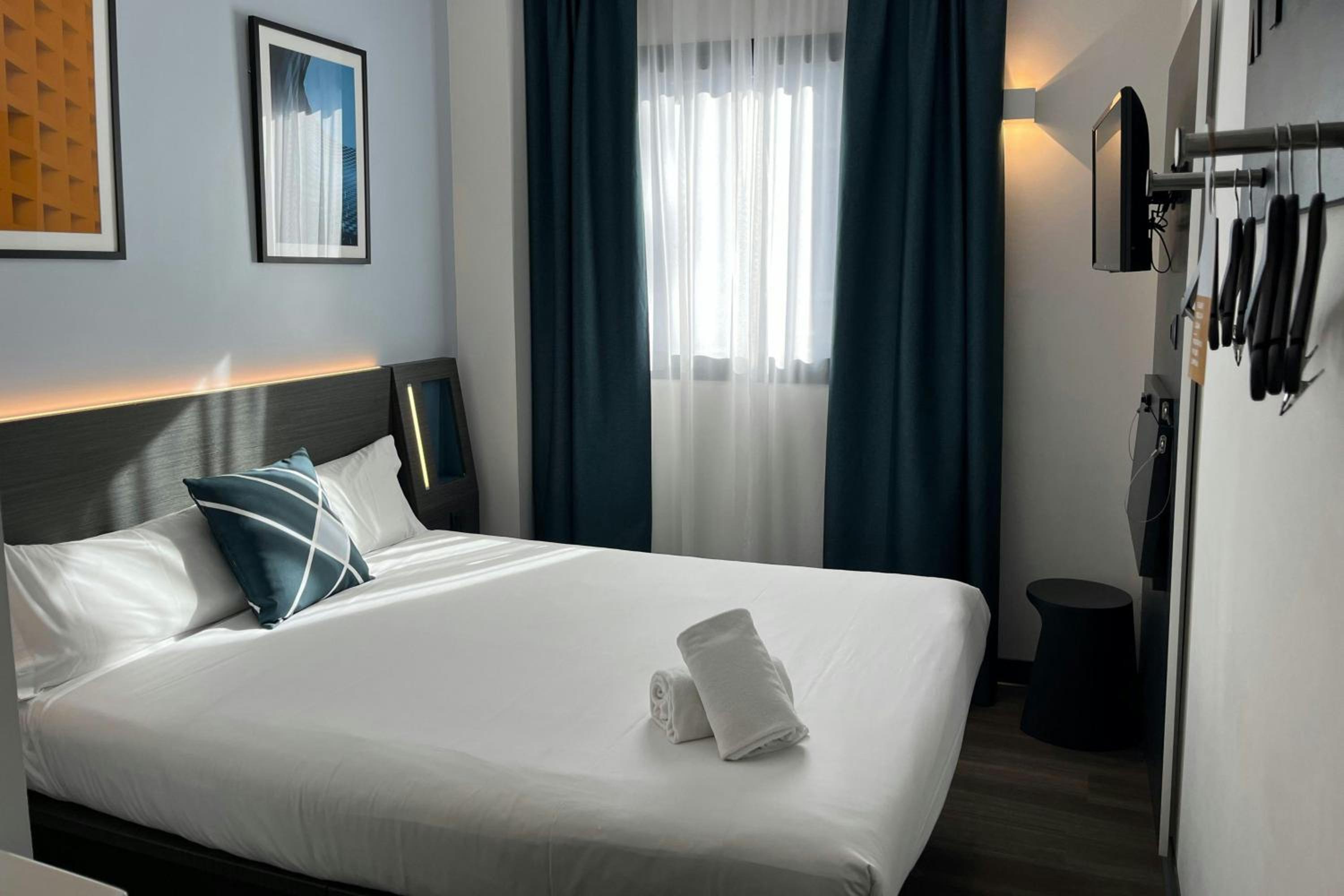 Standard Double Room with One Queen Bed