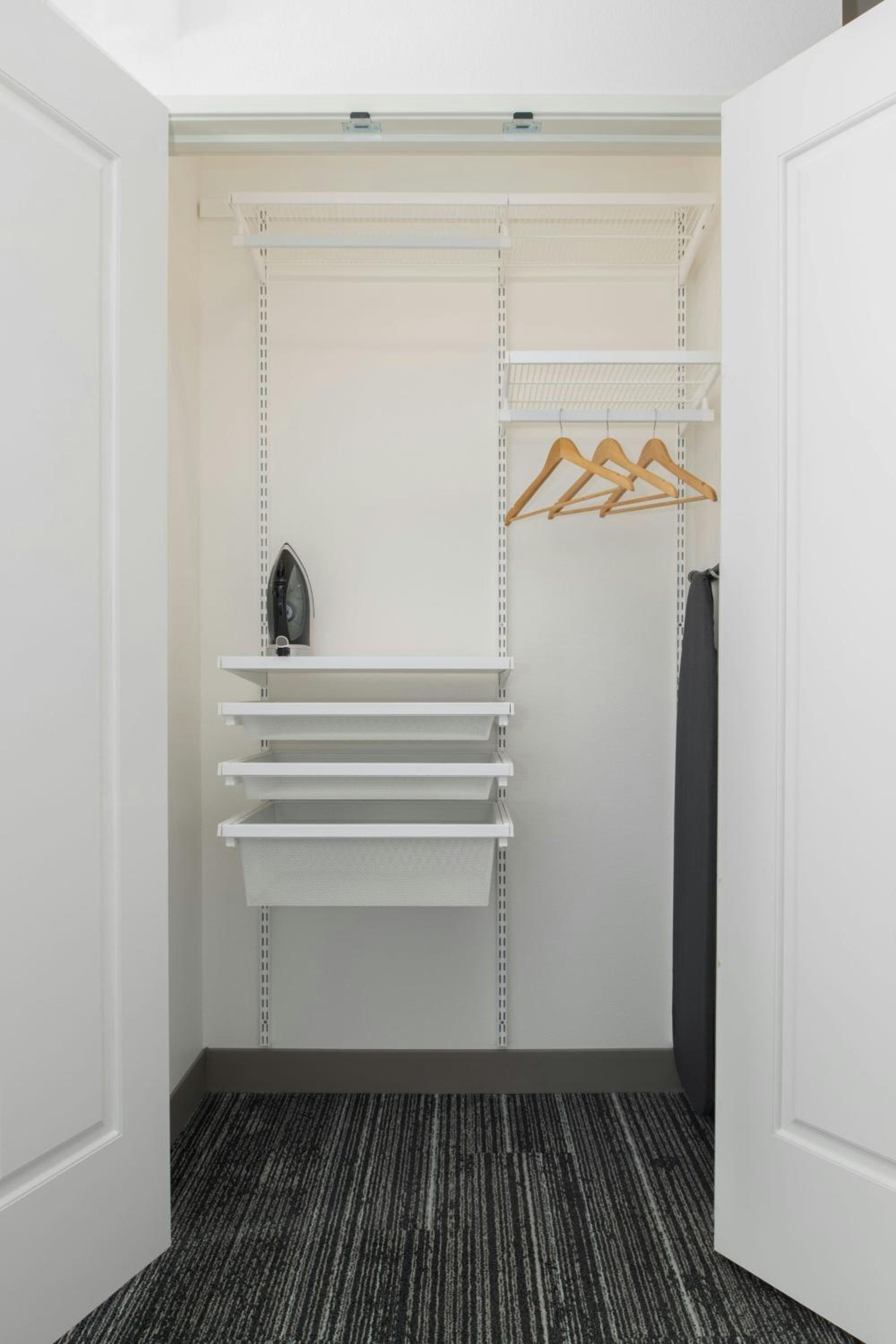 Queen Studio Suite - Mobility/Hearing Accessible with Tub photo 2