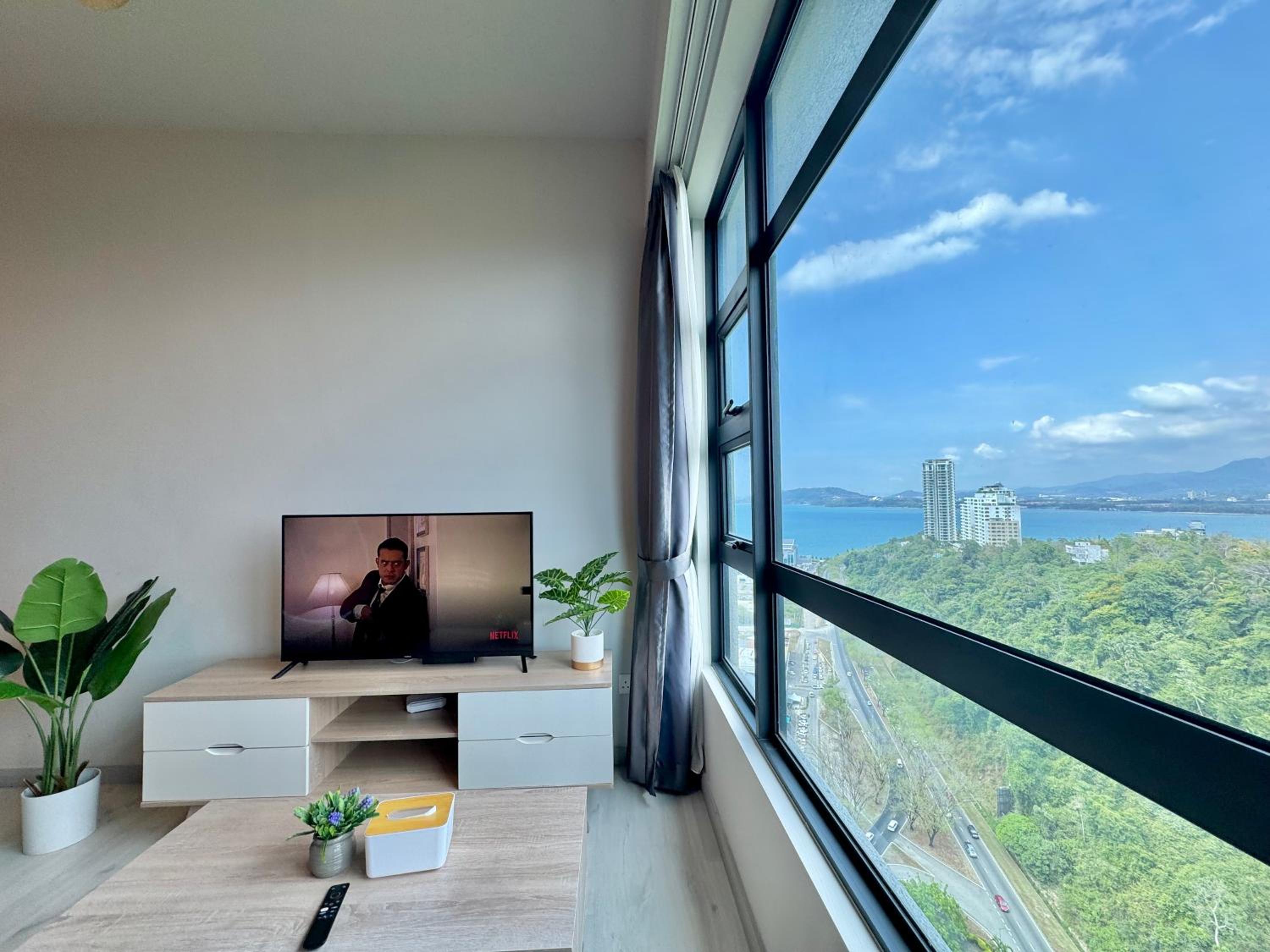 Apartment with Mountain View