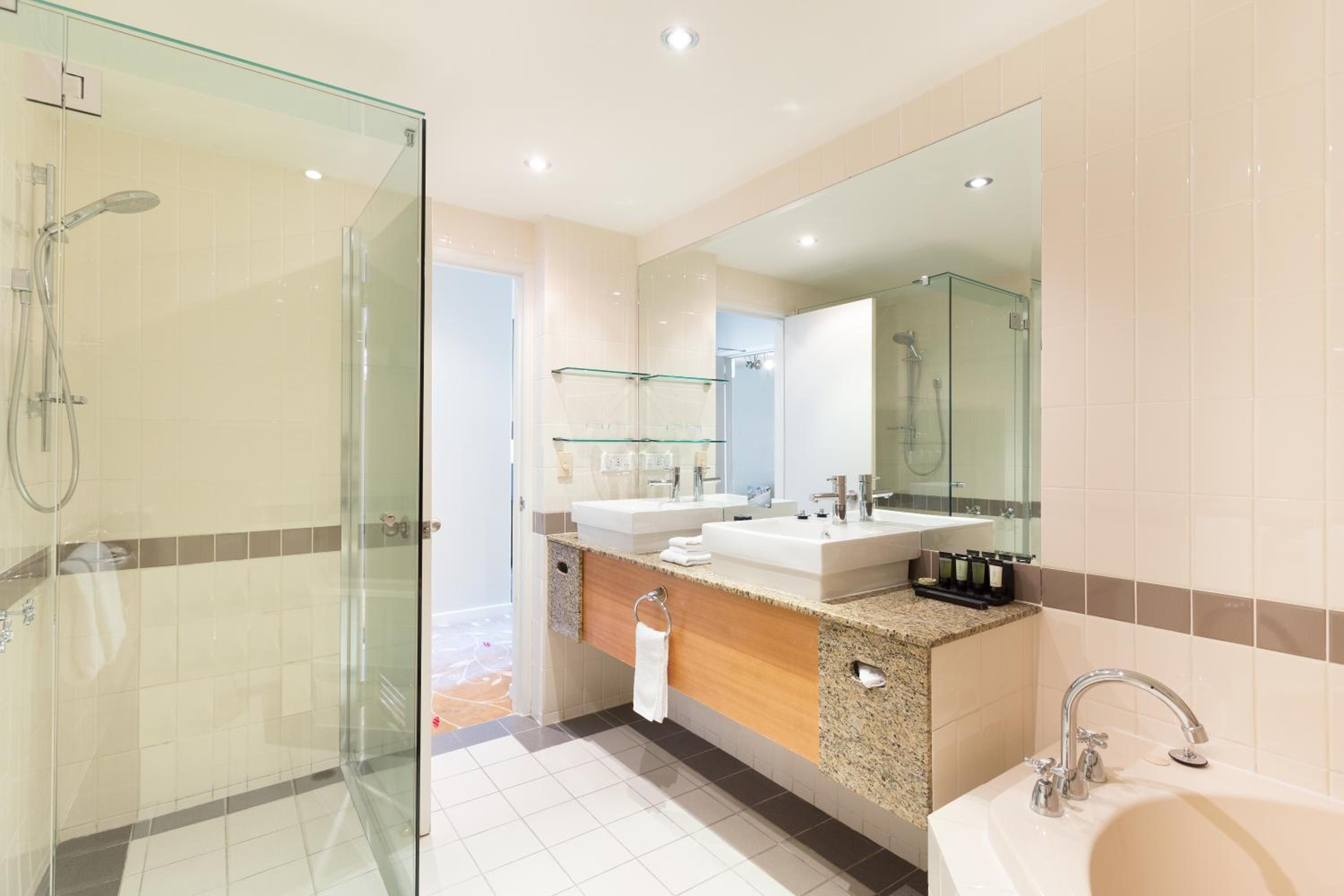 Executive Spa Suite - Bottle of French Champagne and complimentary self parking - Photo 3