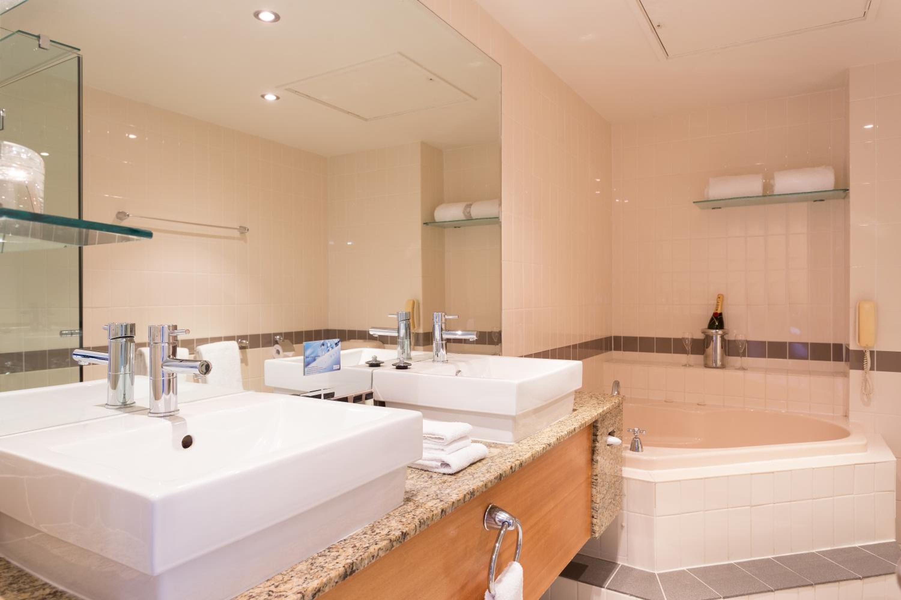 Executive Spa Suite - Bottle of French Champagne and complimentary self parking - Photo 4