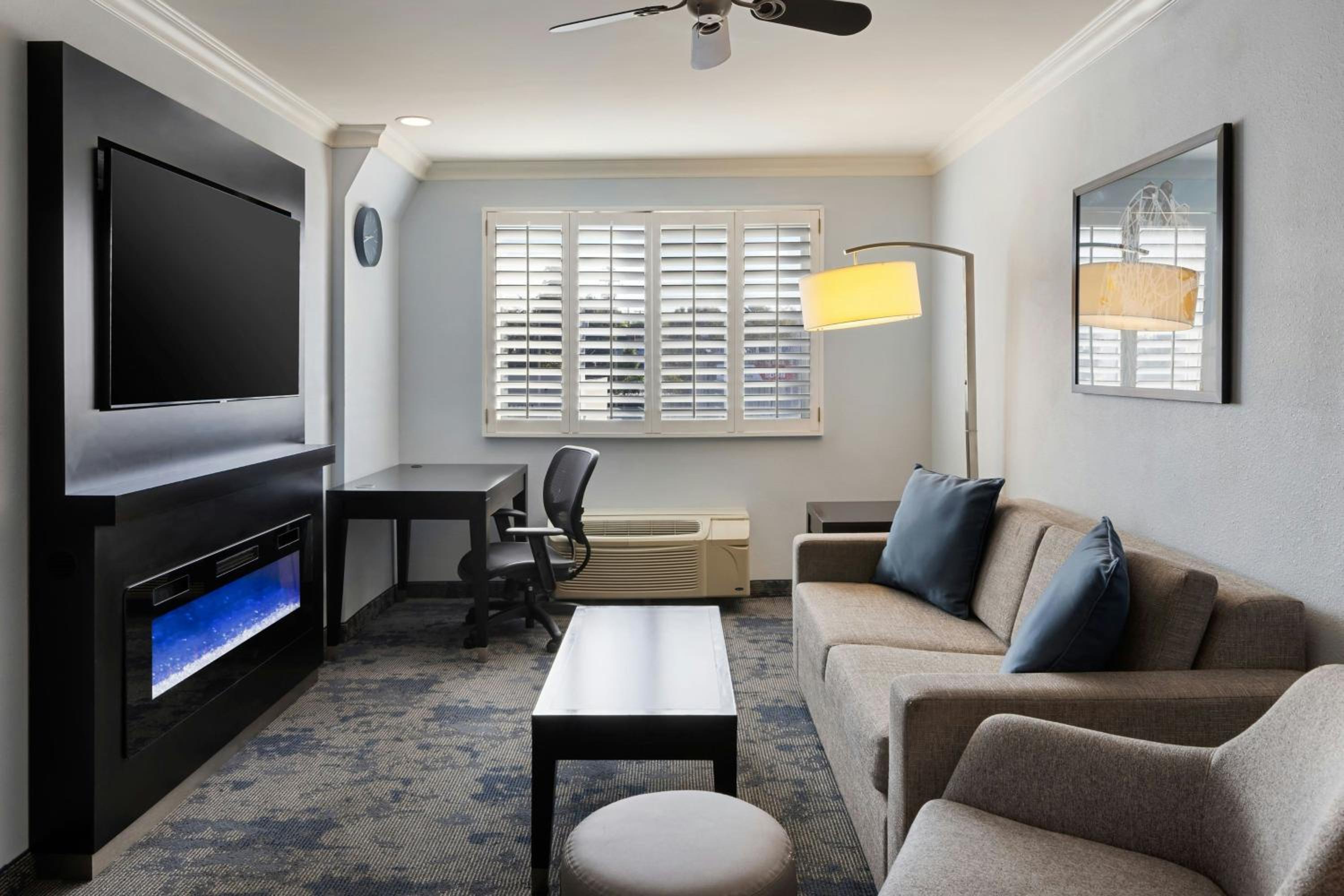 One-Bedroom King Suite with Sofa Bed  - Photo 2