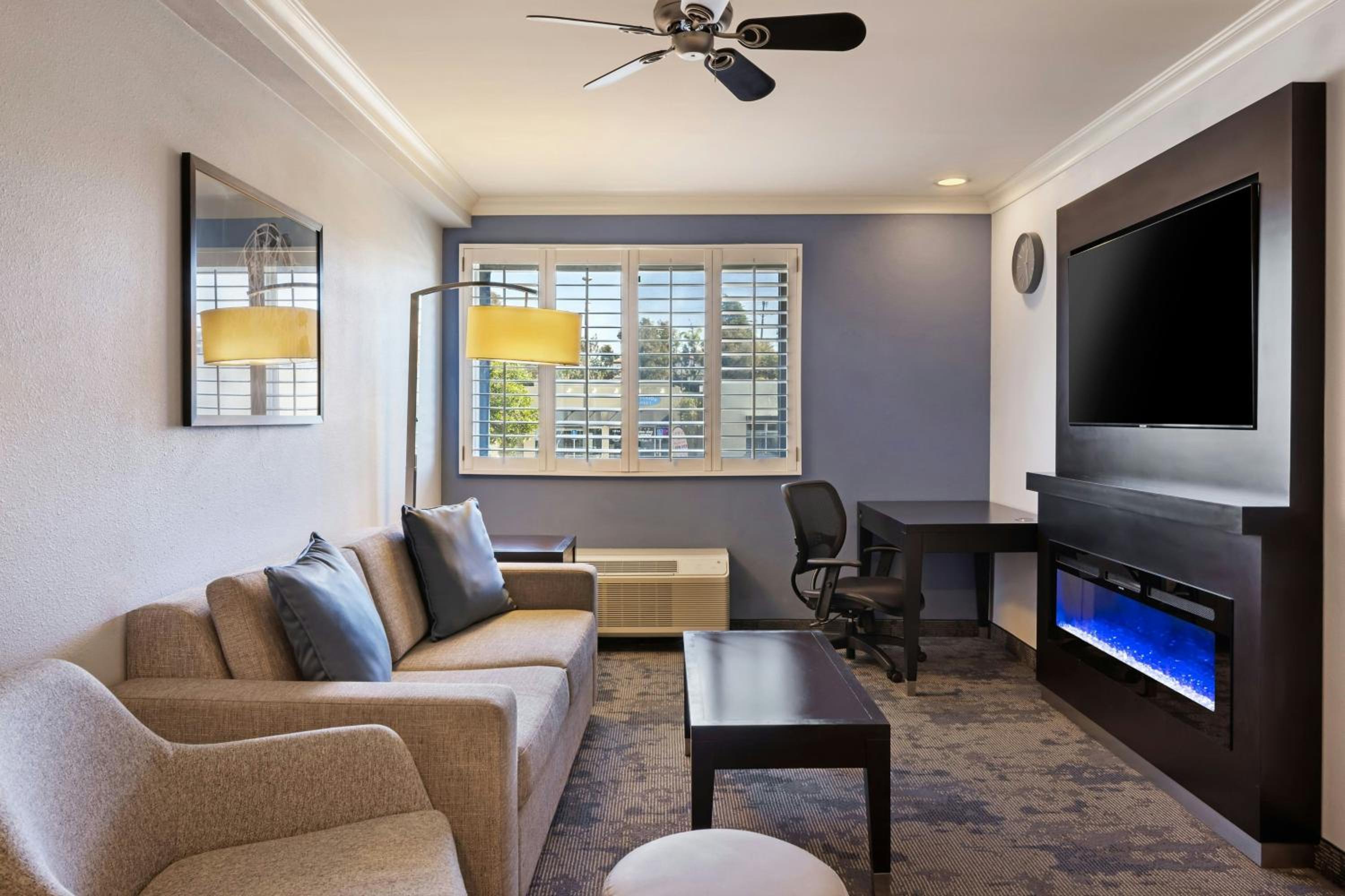 One-Bedroom King Suite with Sofa Bed  - Photo 3