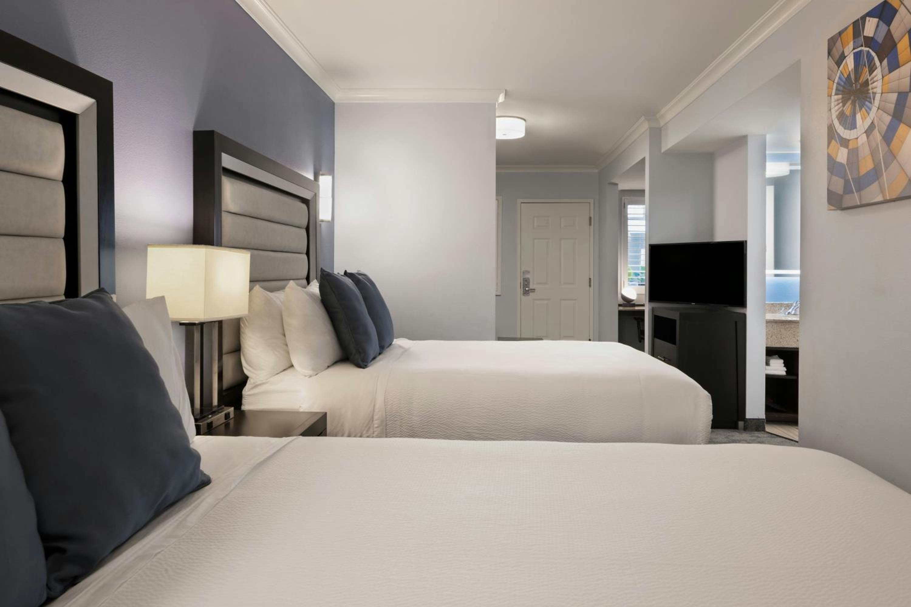Queen Studio with Two Queen Beds and Sofa Bed - Courtyard View - Photo 3