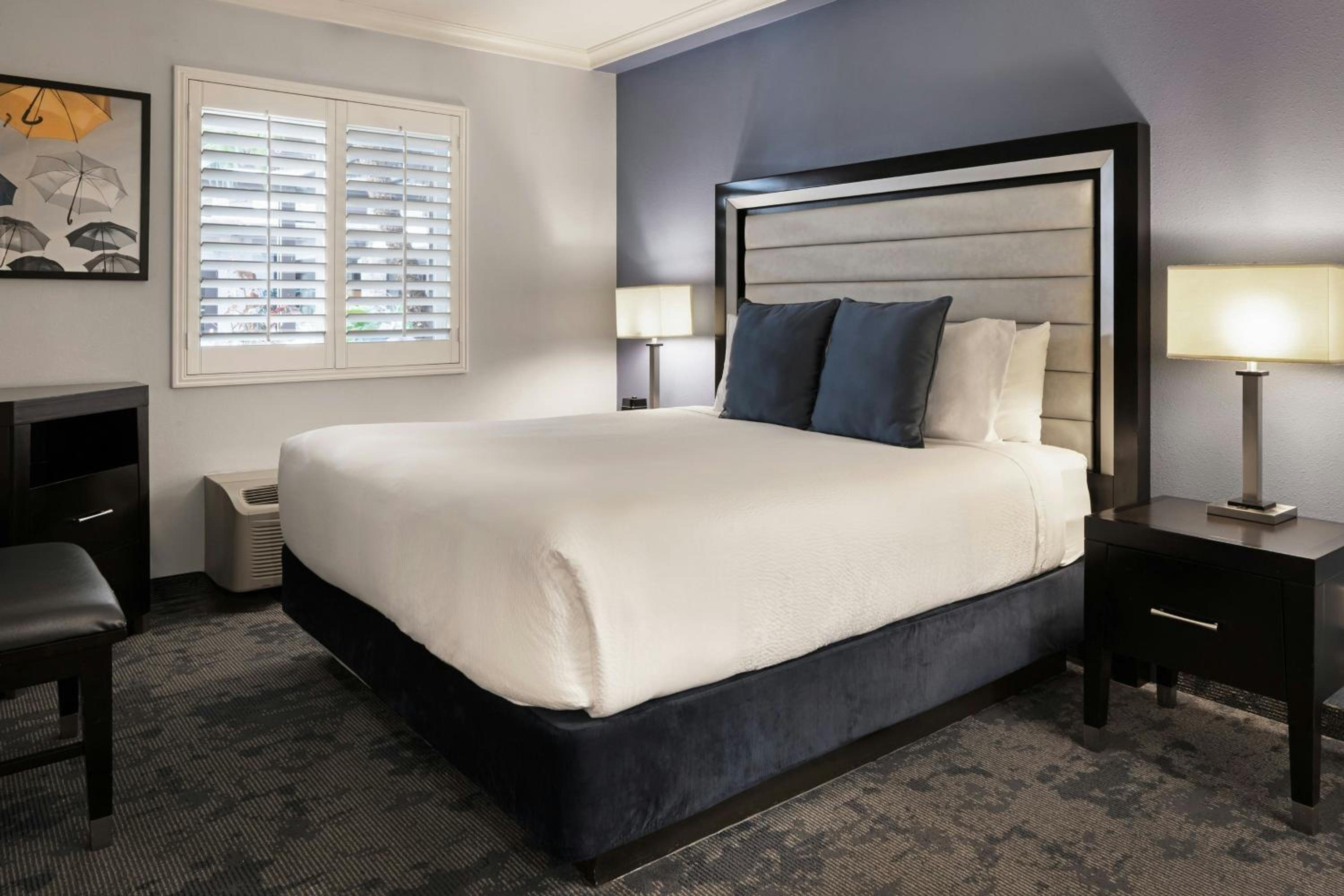 One-Bedroom Suite with King Bed and Sofa Bed  - Photo 2